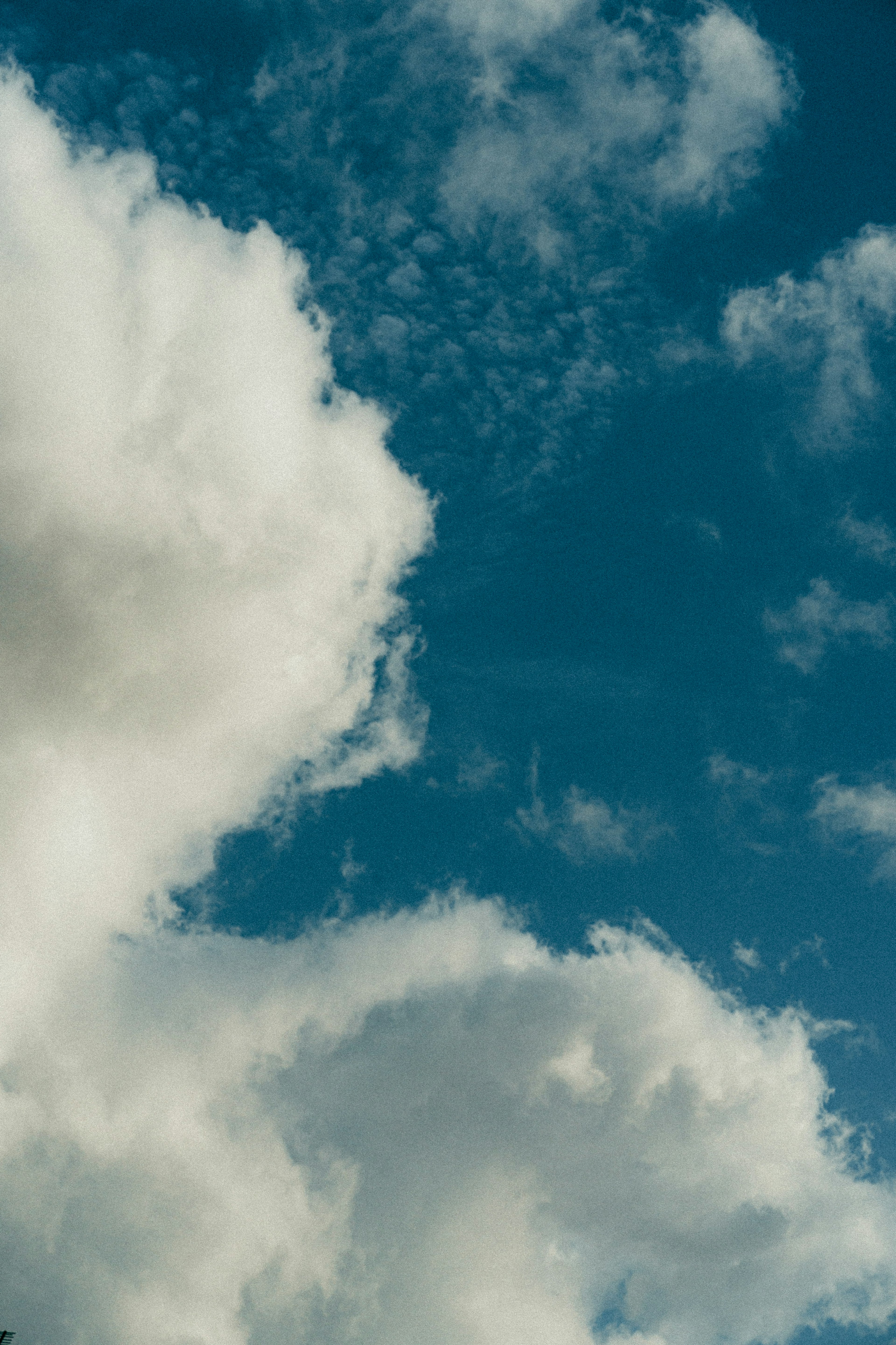 Pemandangan awan putih mengapung di langit biru