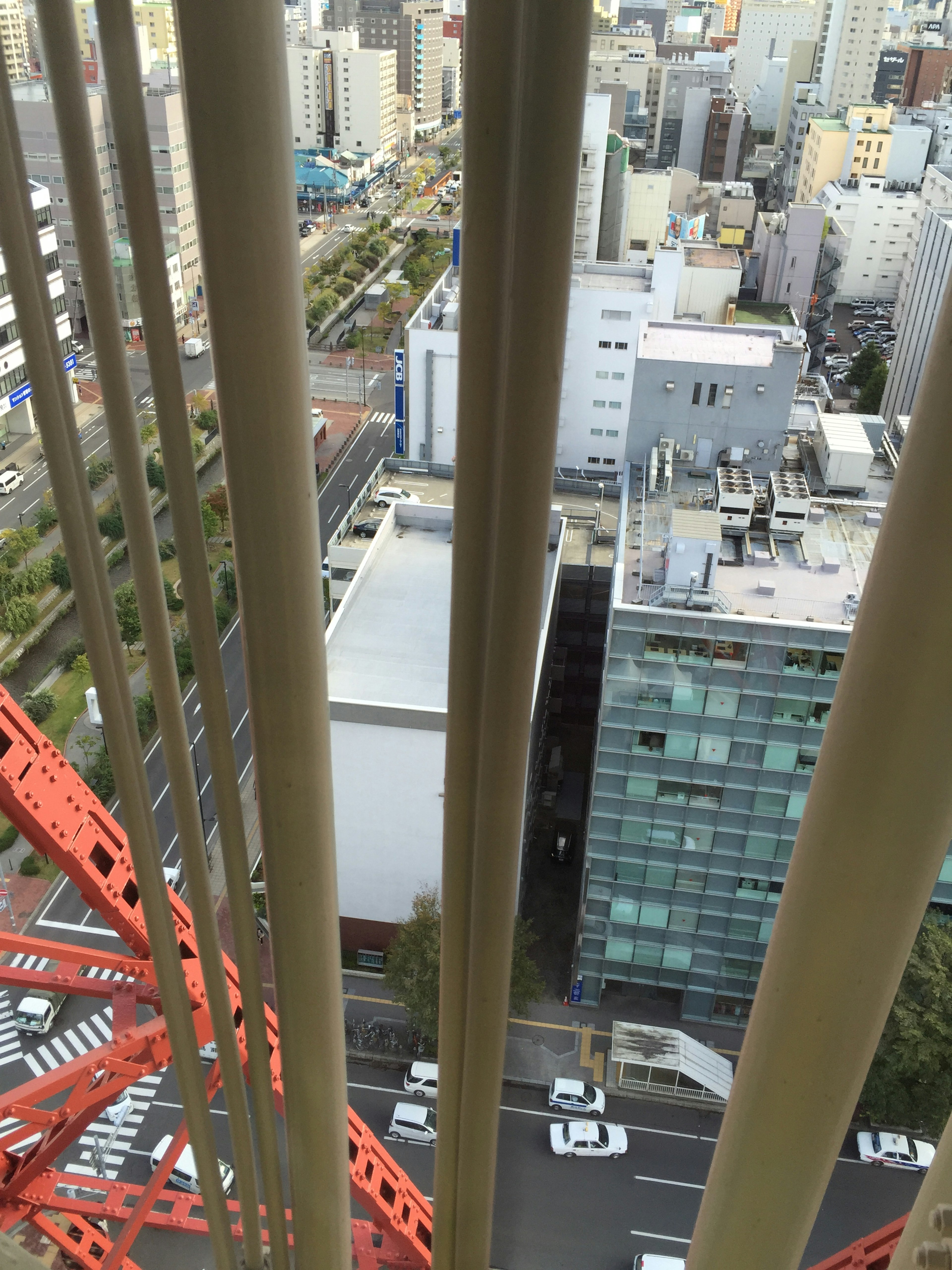 東京タワーからの眺めで赤い鉄骨とビルが見える