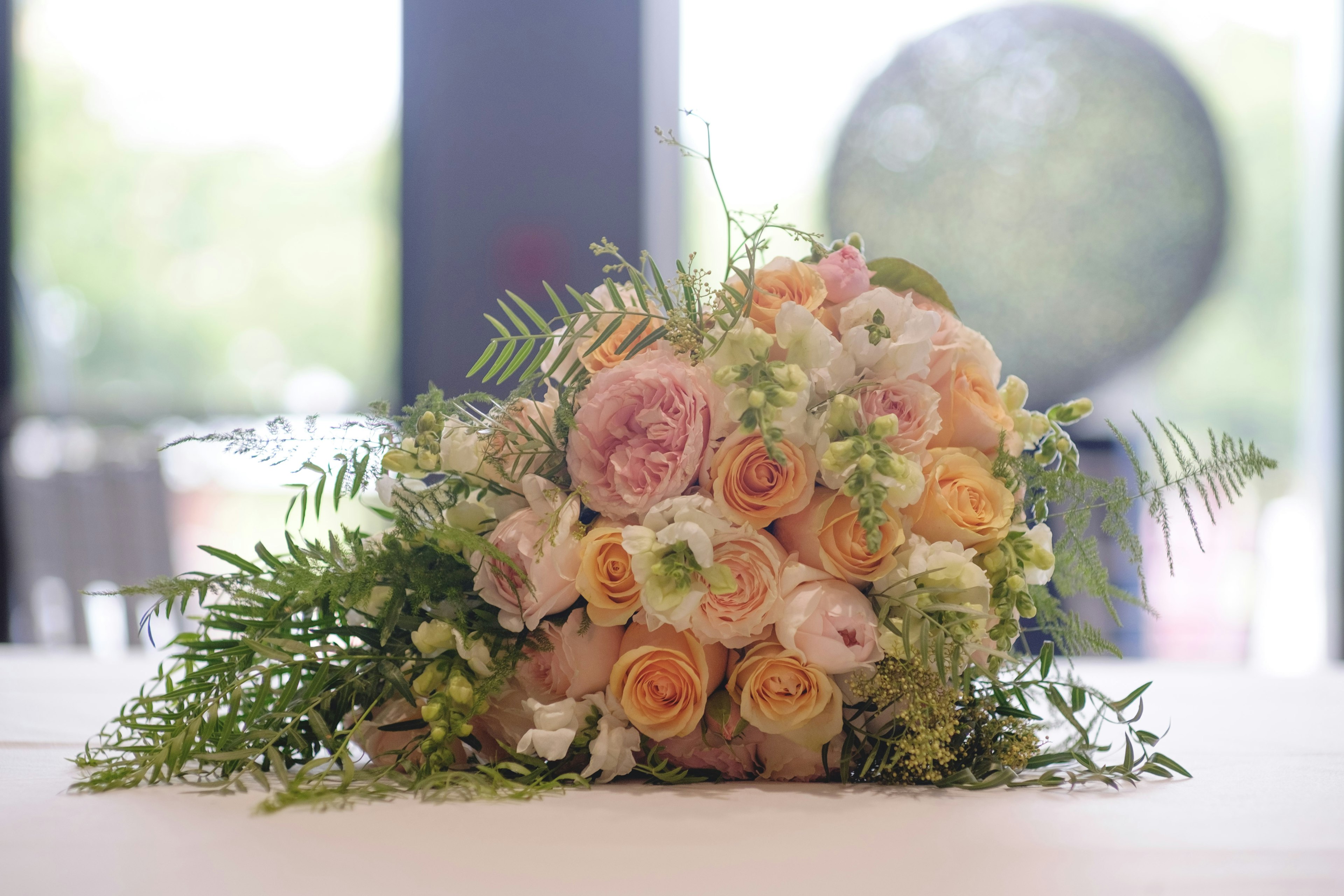 Magnifique bouquet de roses avec feuillage vert