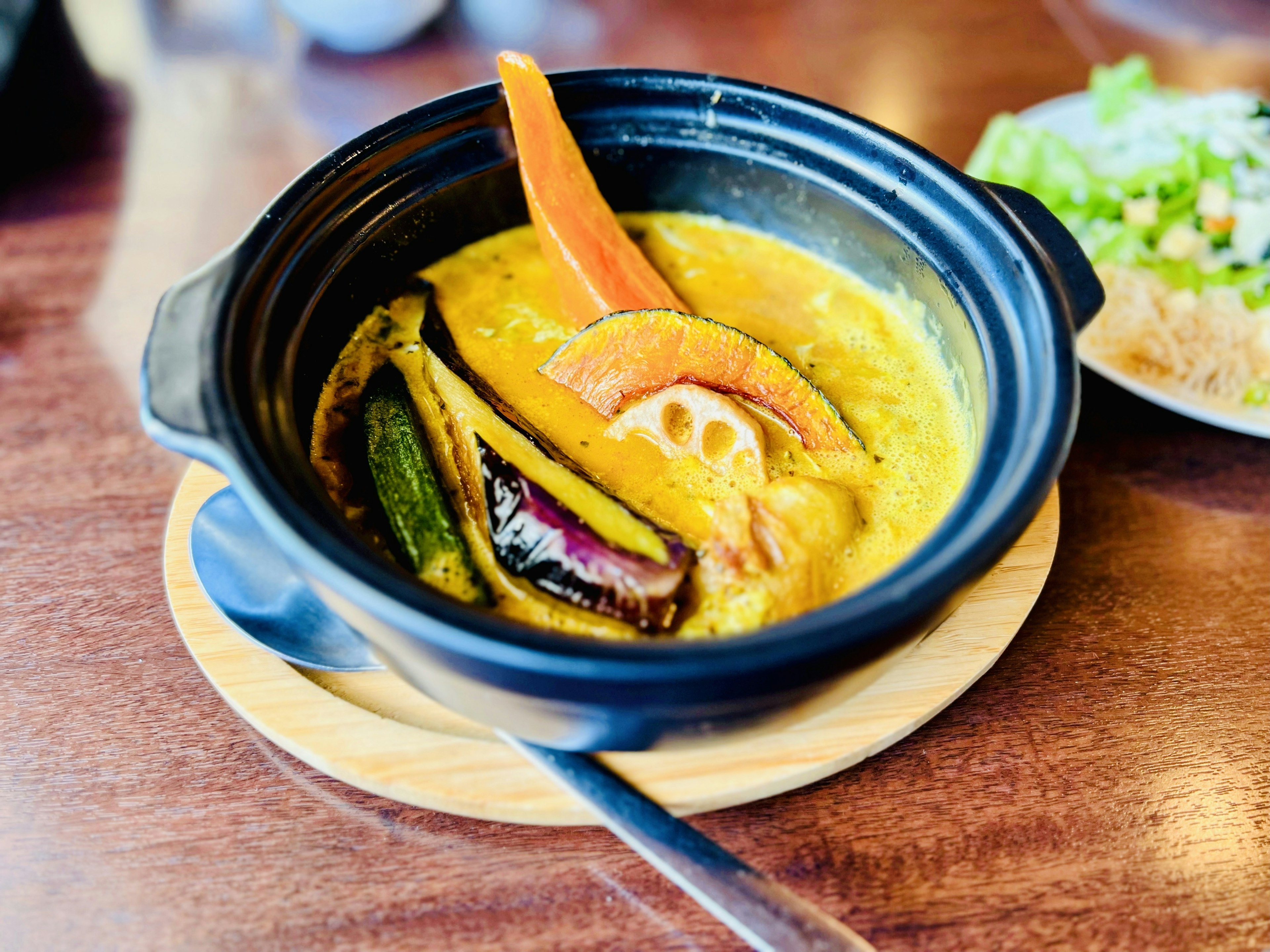 Una deliciosa olla de curry llena de verduras coloridas