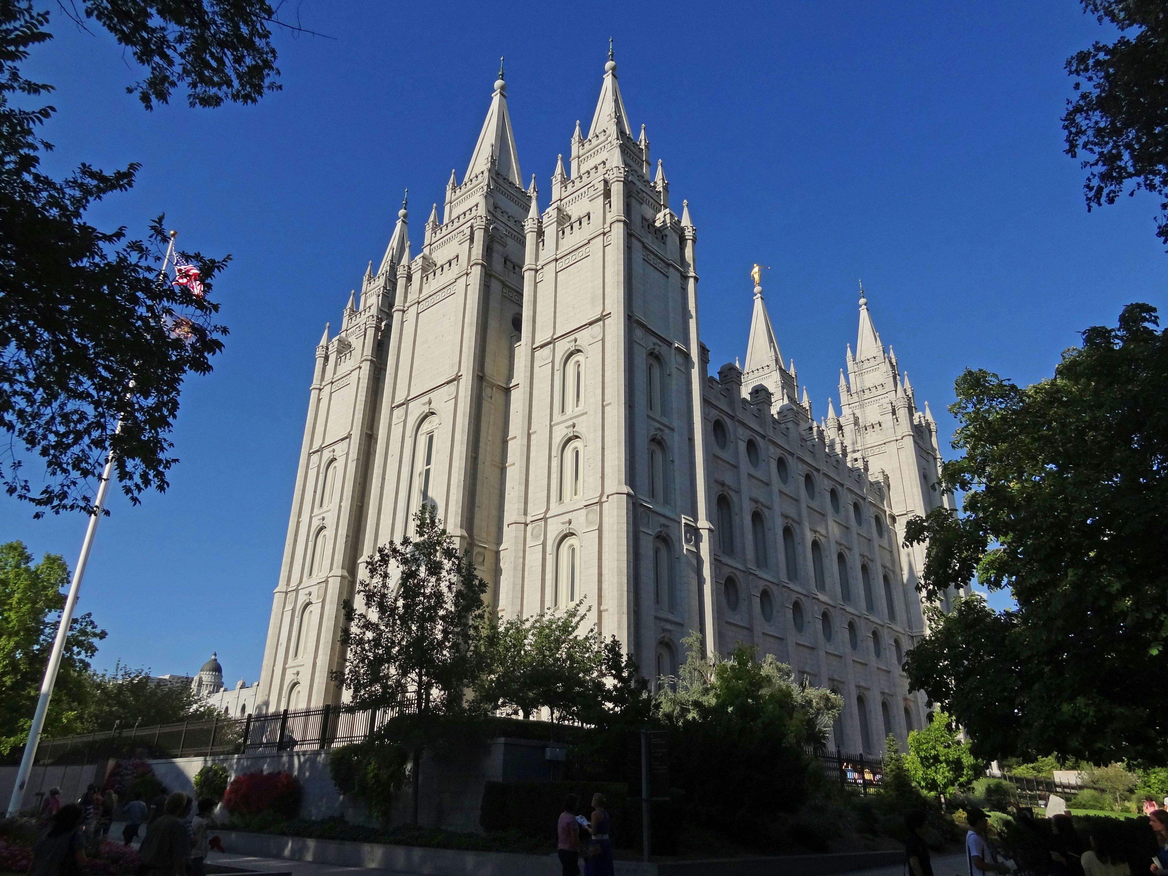 Eksterior megah Kuil Mormon di Salt Lake City dengan menara tinggi dan dinding batu putih