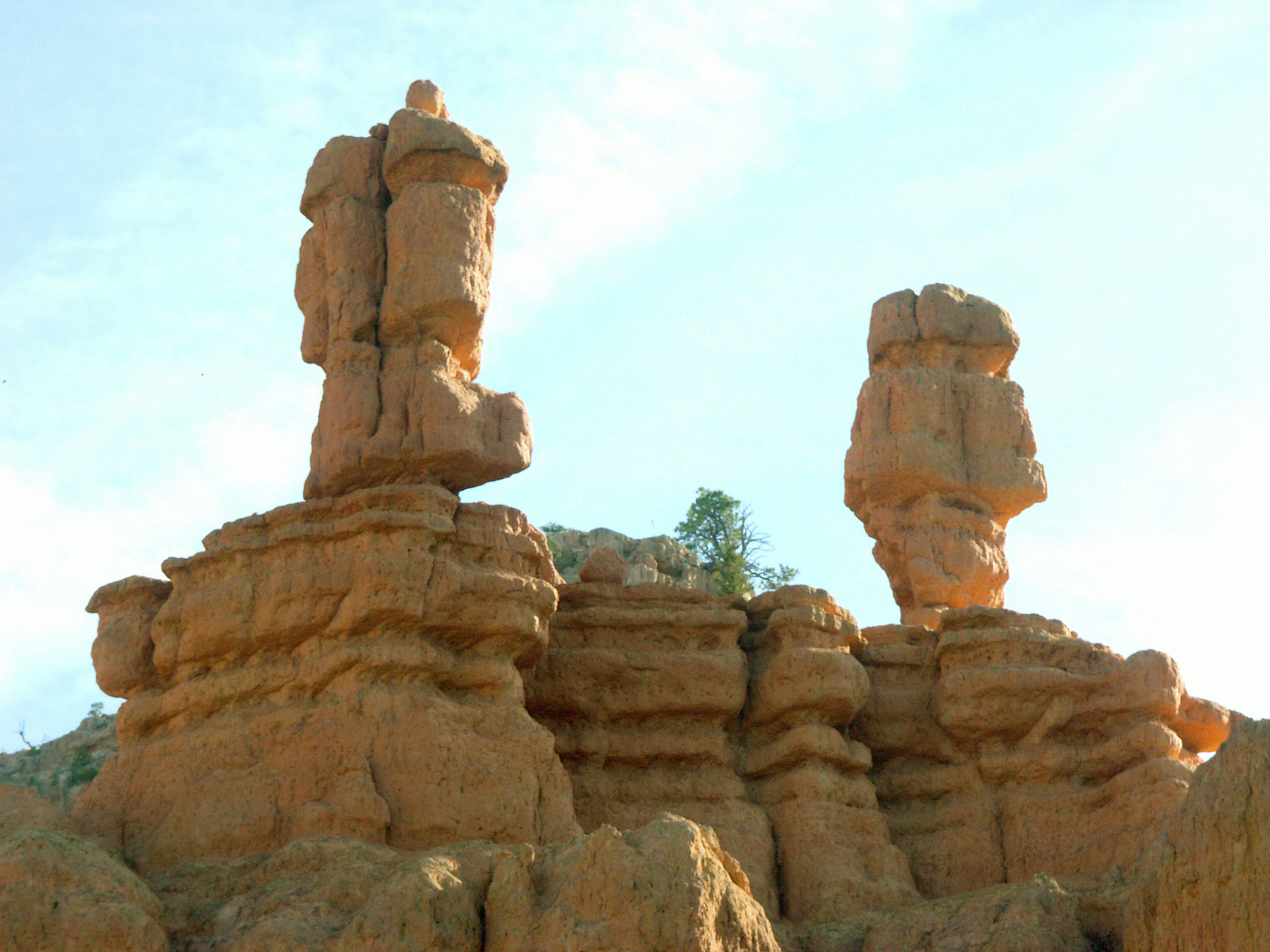 Formaciones rocosas naturales de tonos rojizos que se elevan hacia el cielo