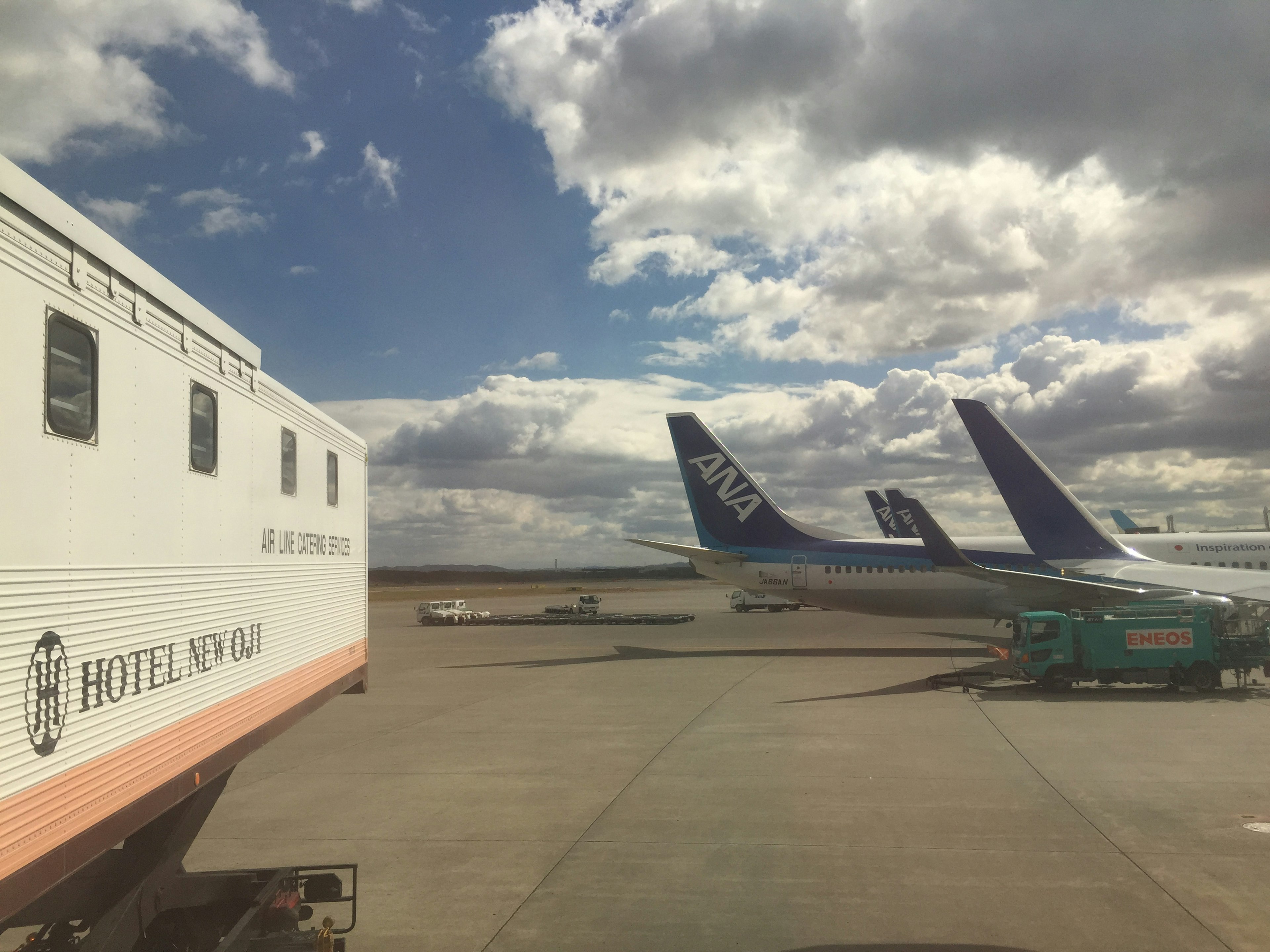 Aviones estacionados en una pista de aeropuerto con un remolque de hotel