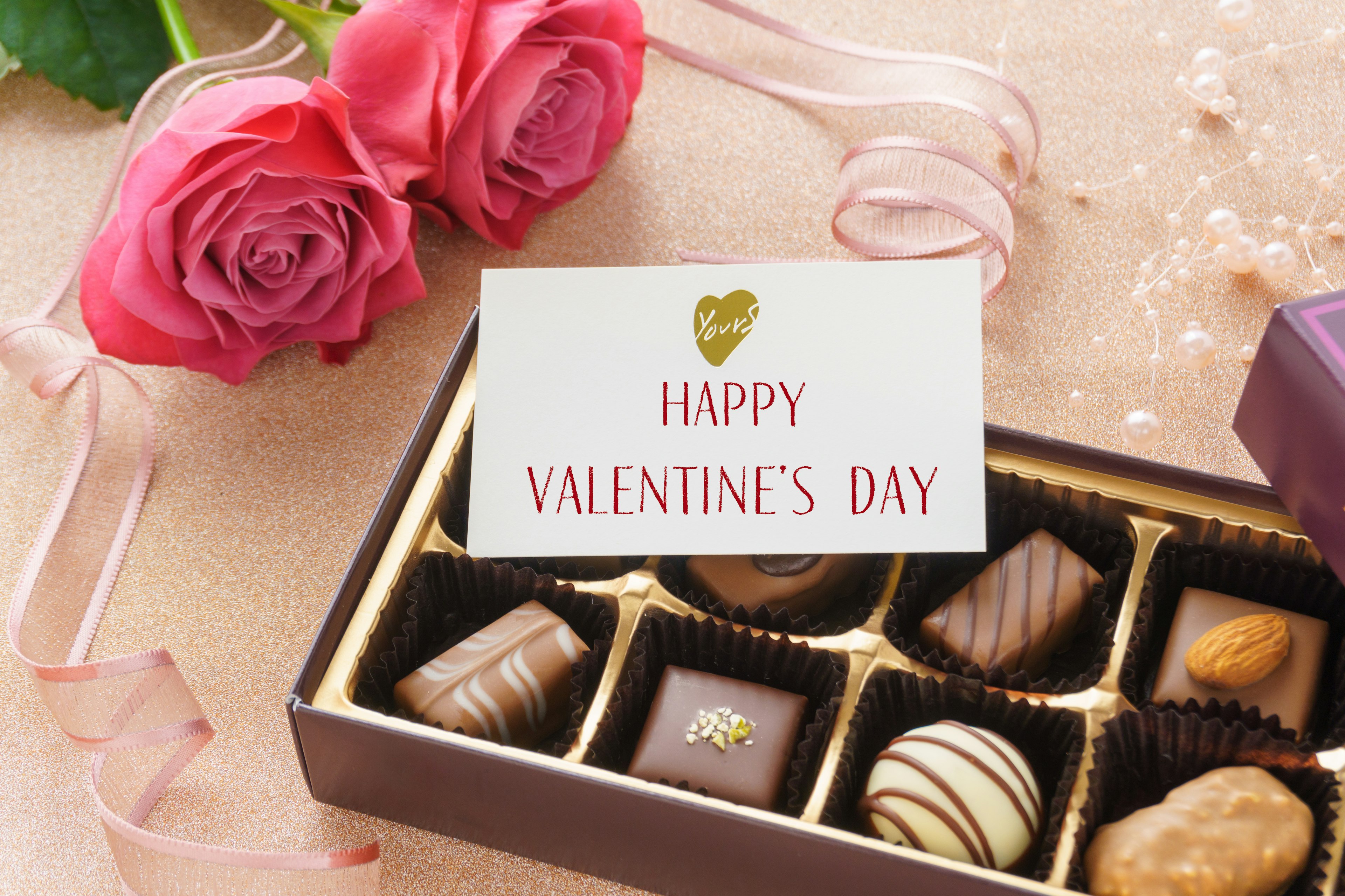 Sô cô la Ngày Valentine với hoa hồng và thiệp chúc mừng