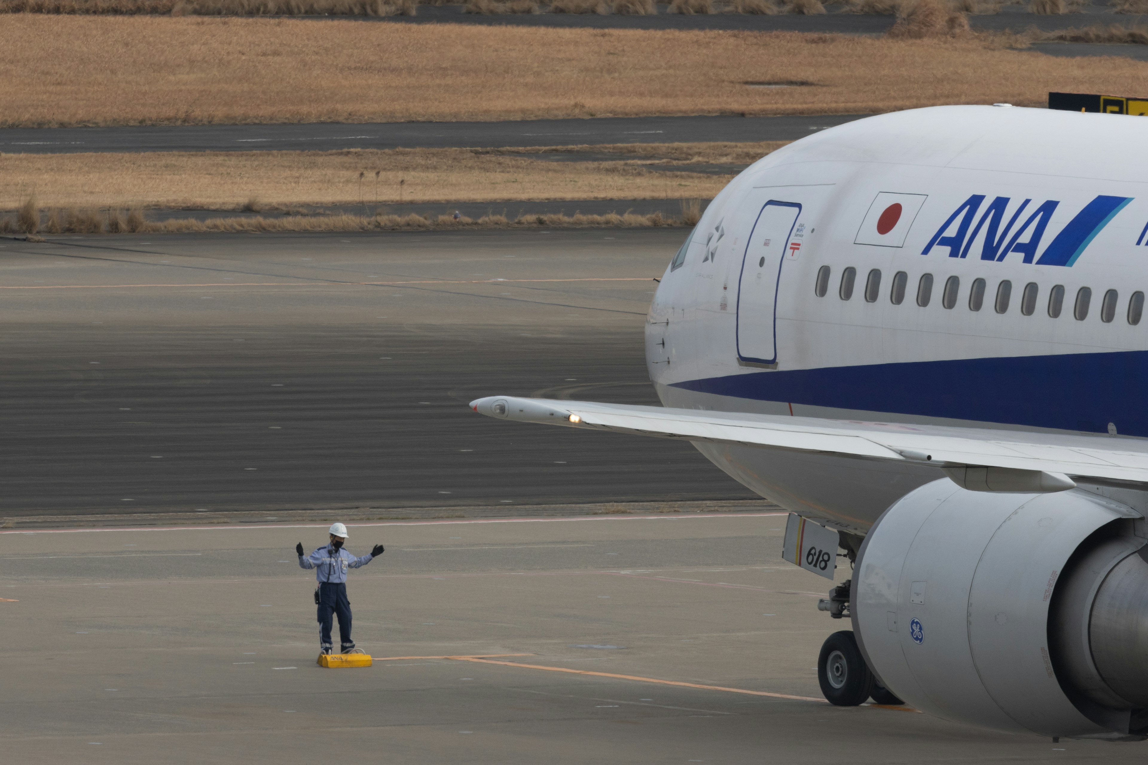 Avión de ANA con personal de tierra dirigiendo