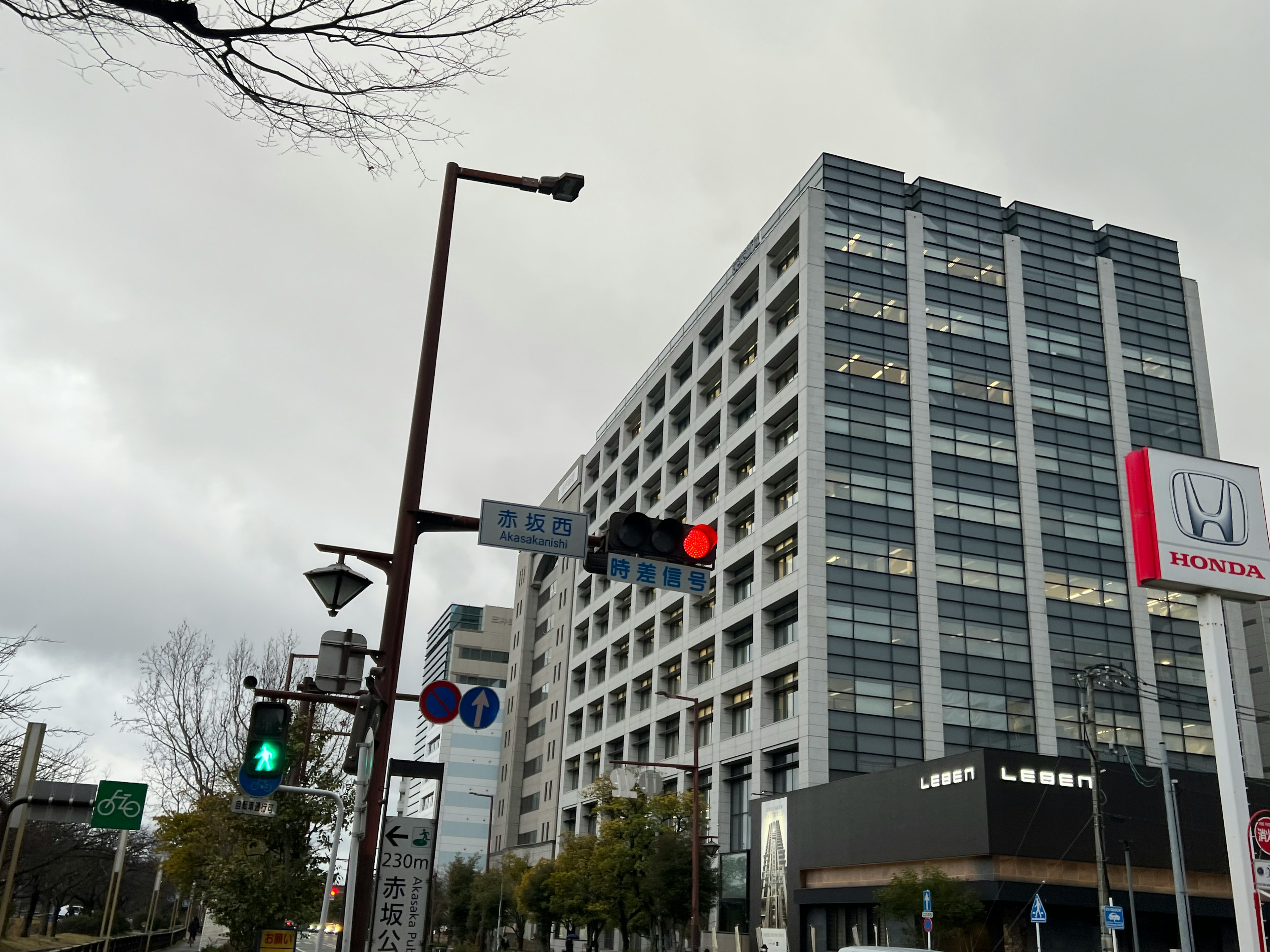 高層ビルと信号機がある都市の風景