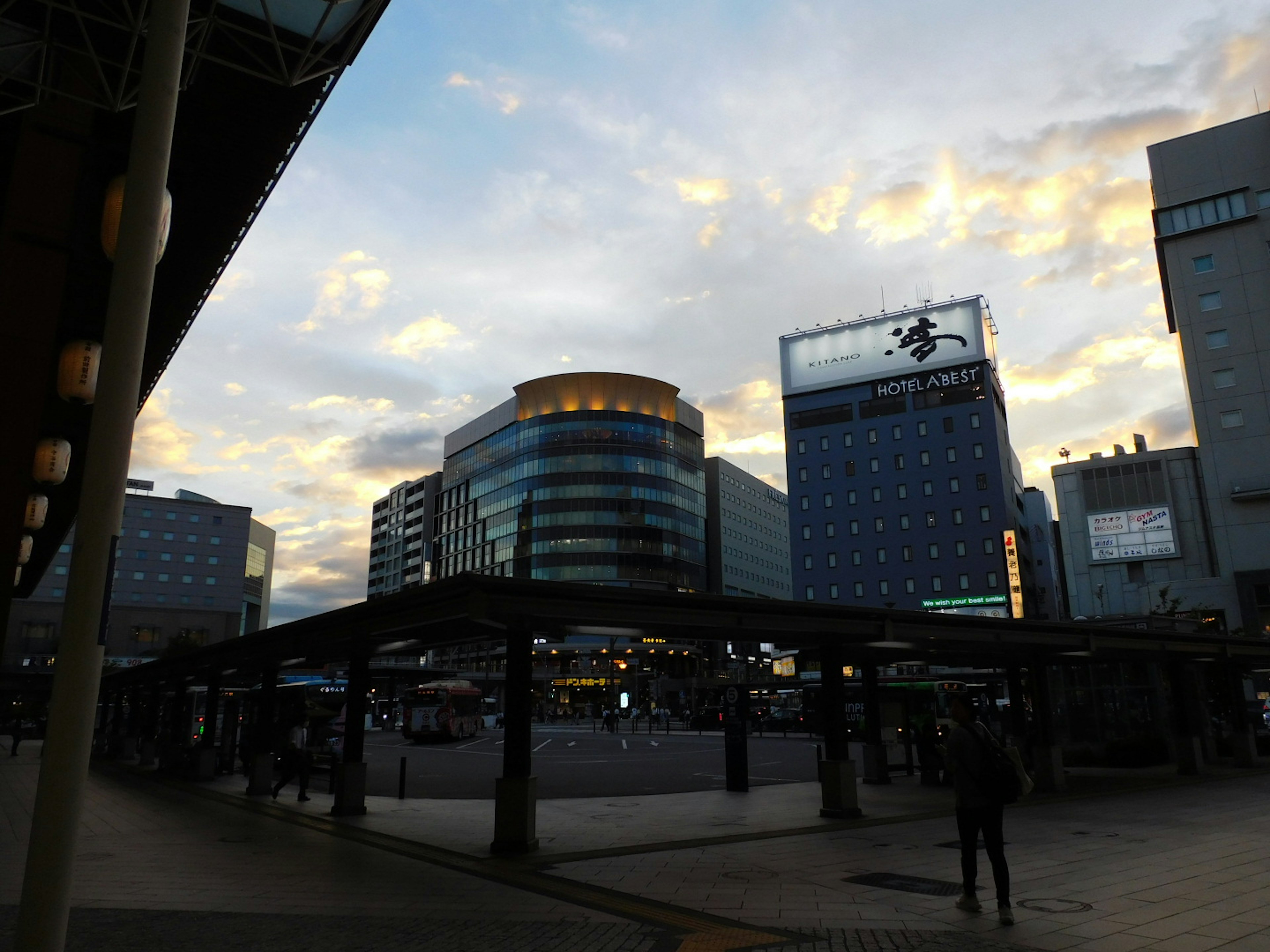 Moderne Gebäude und Verkehrsbereich unter einem Dämmerungshimmel