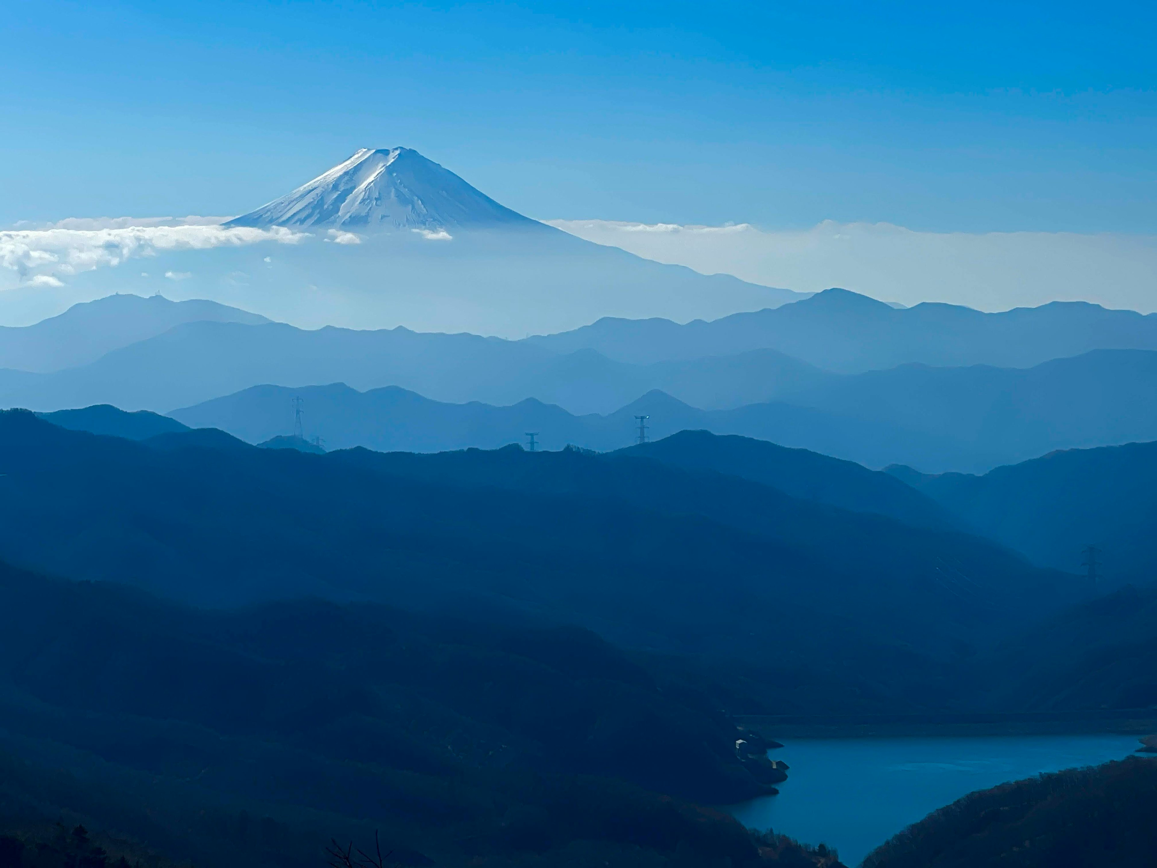 富士山在蓝天和山脉之间可见