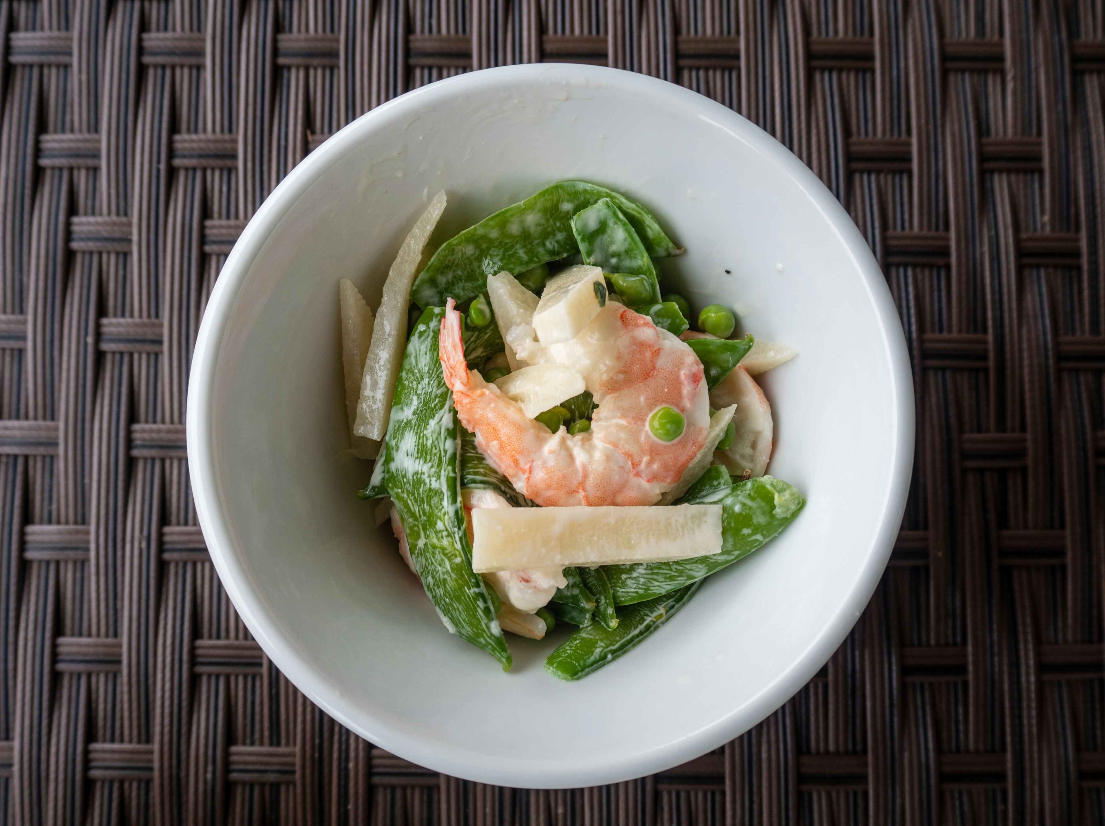 Plat de crevettes et de légumes servi dans un bol blanc