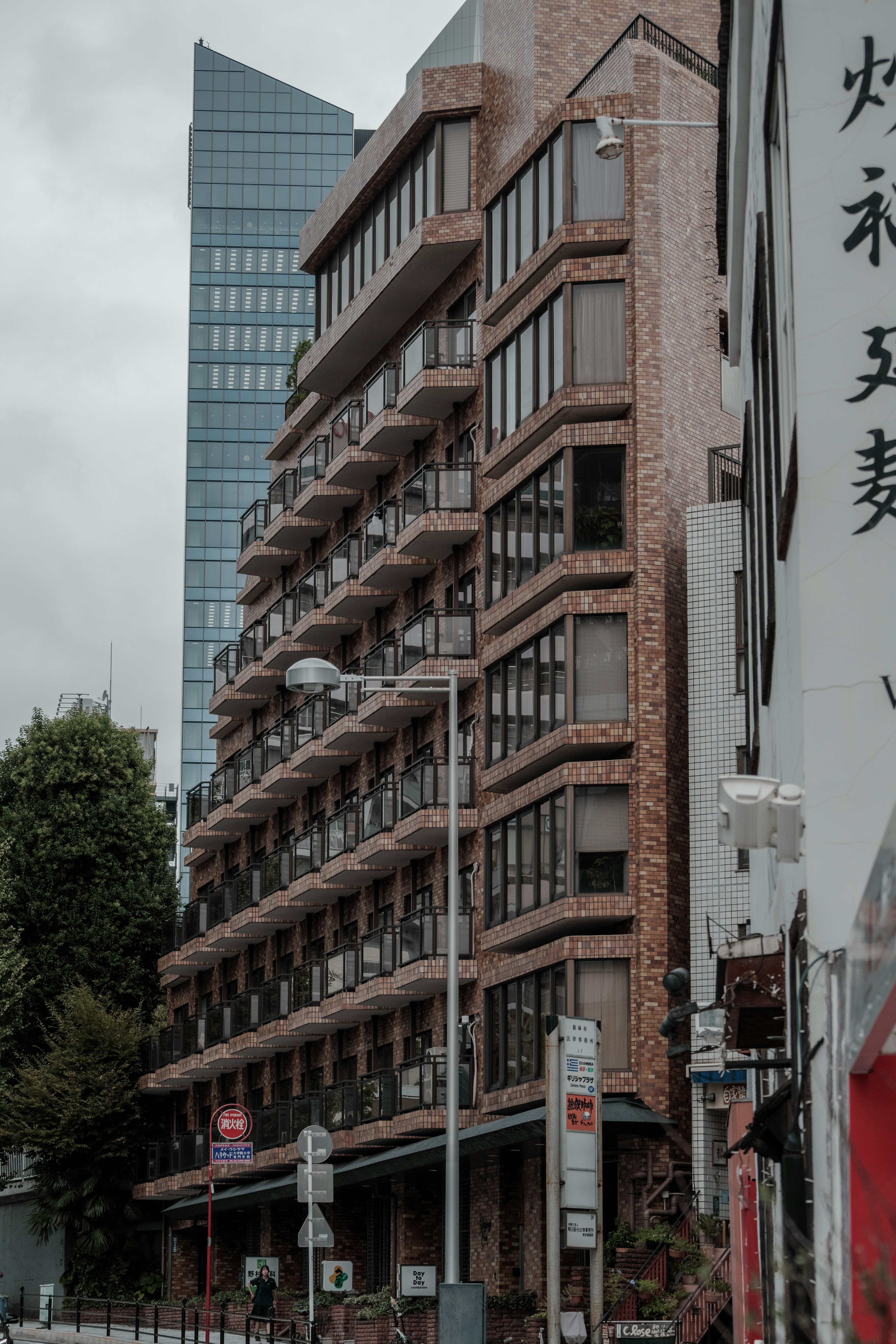 Un edificio marrone distintivo con balconi in un contesto urbano