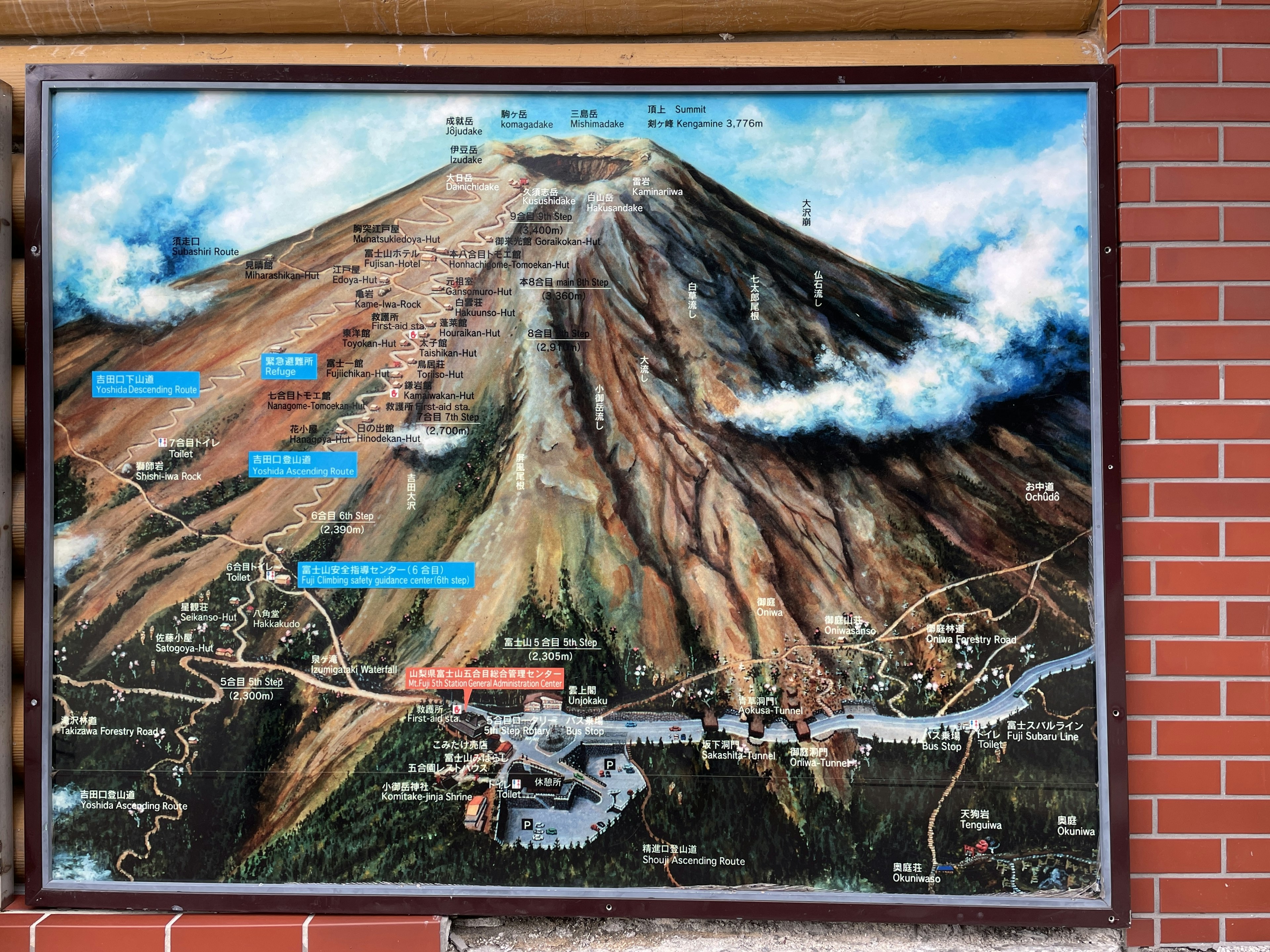 Un letrero de mapa detallado que representa un volcán con sus laderas y el terreno circundante ilustrado