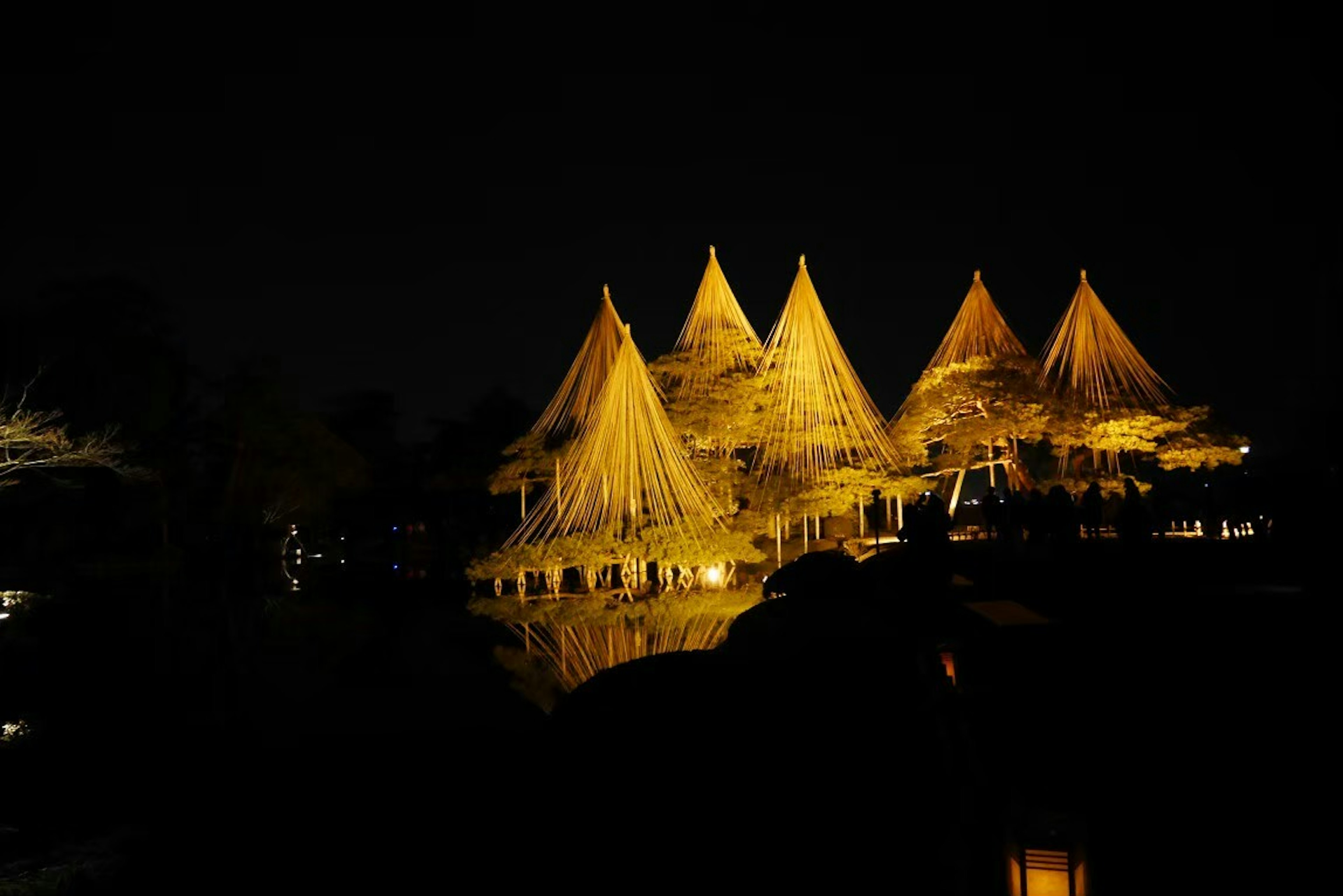 Rumah tradisional yang bersinar di malam hari