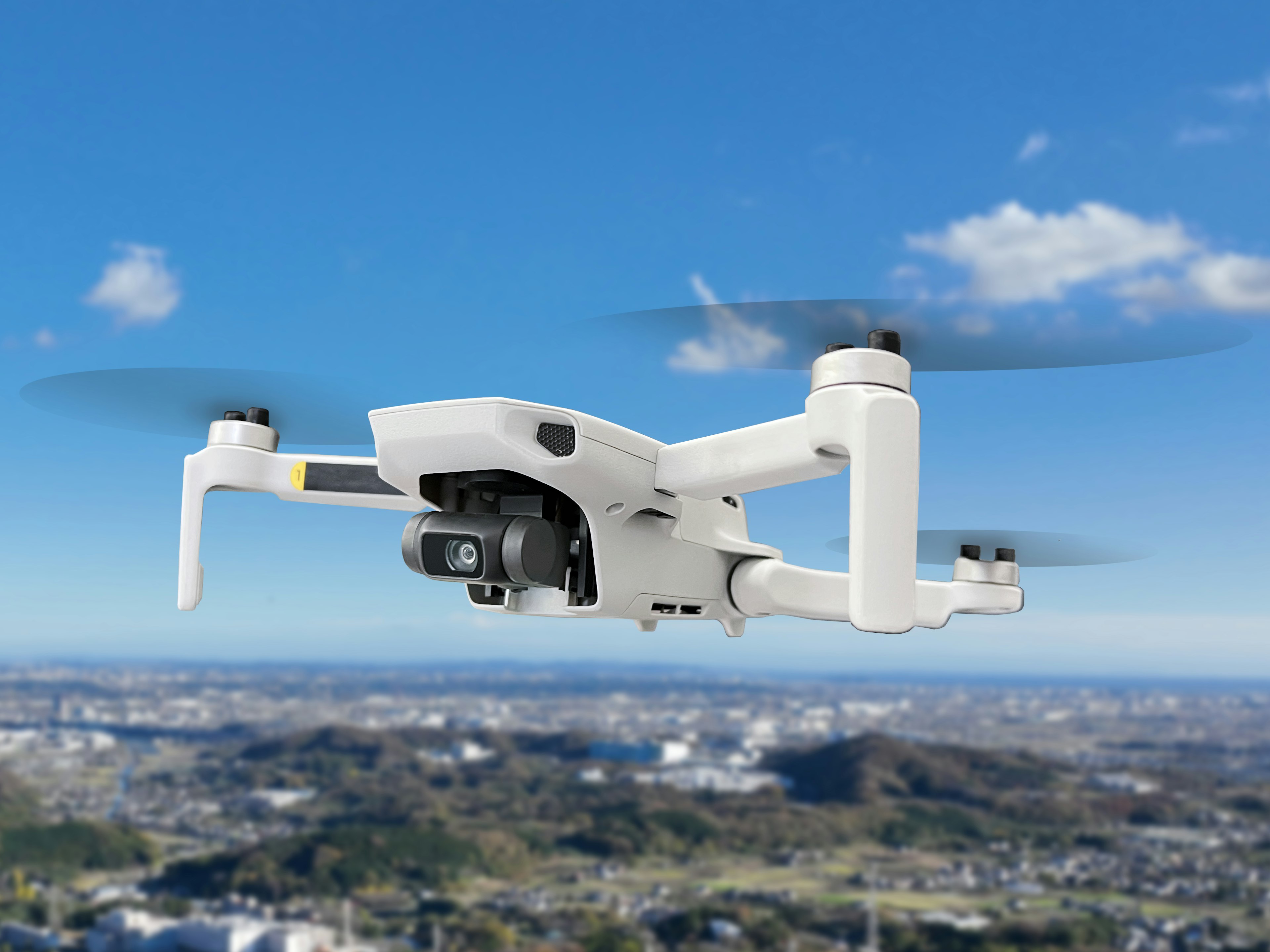 Drone trắng bay trên nền trời xanh rõ ràng