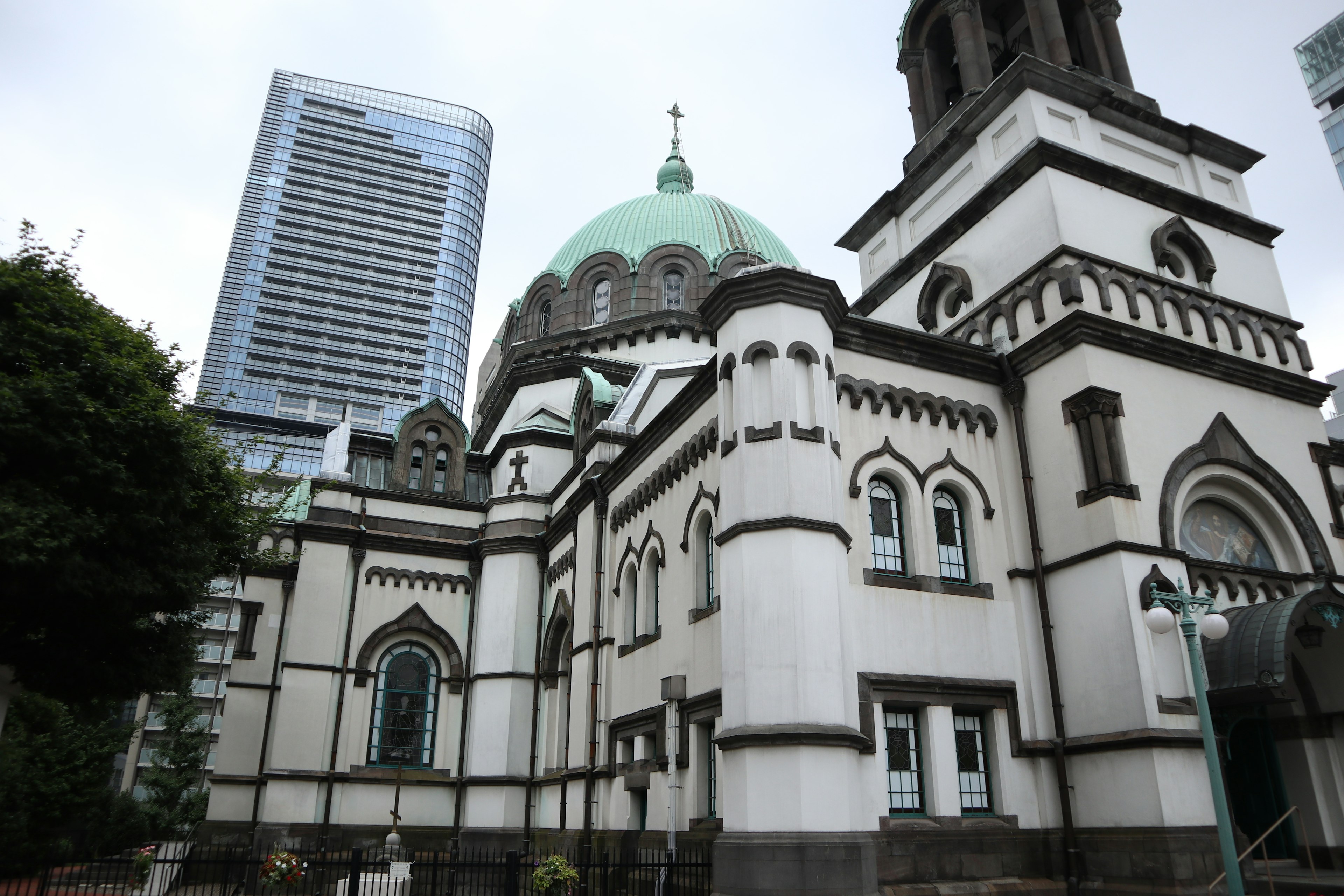 Eksterior gereja tradisional yang kontras dengan gedung pencakar langit modern