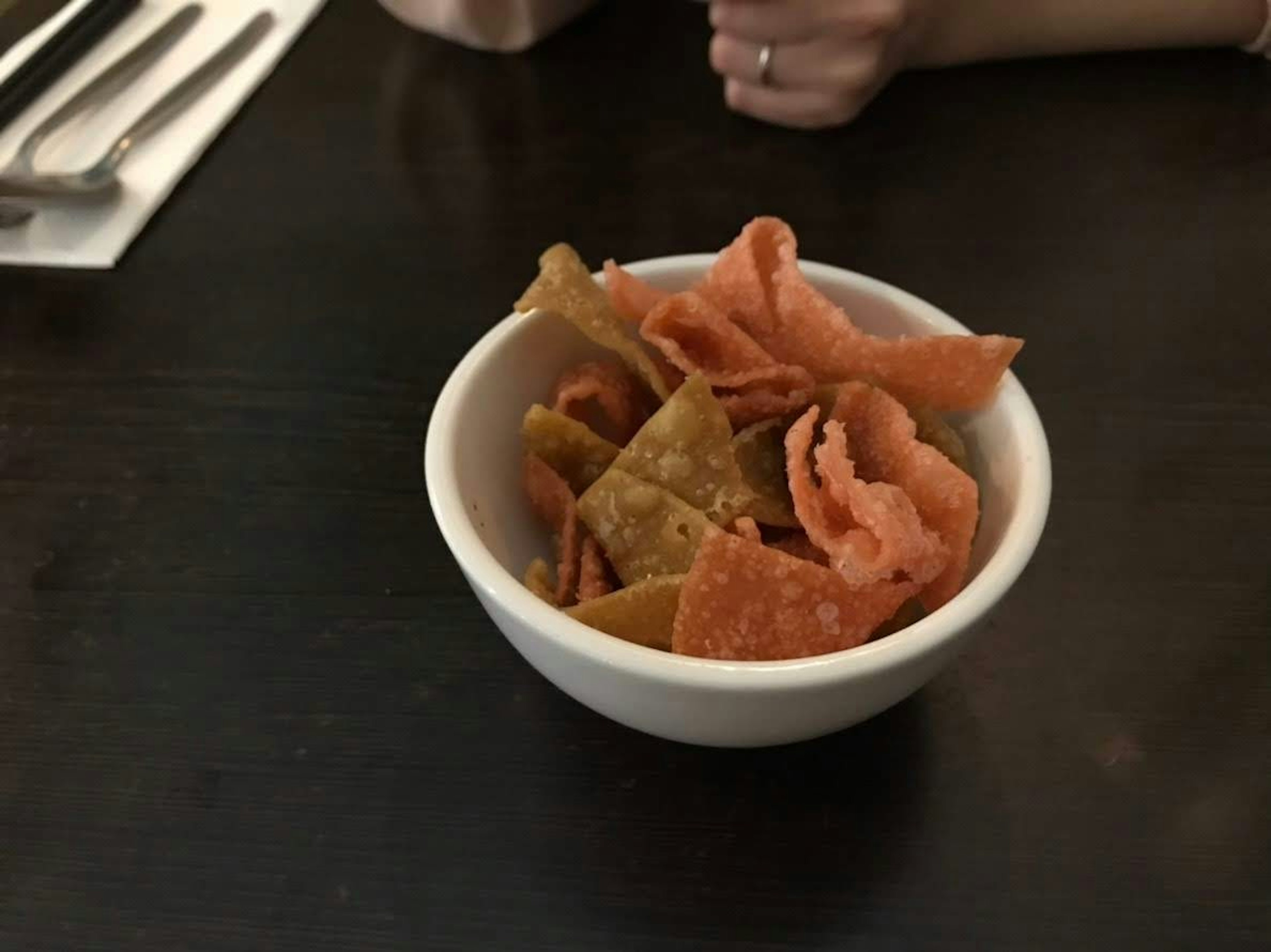 Snack fritti colorati in una ciotola bianca