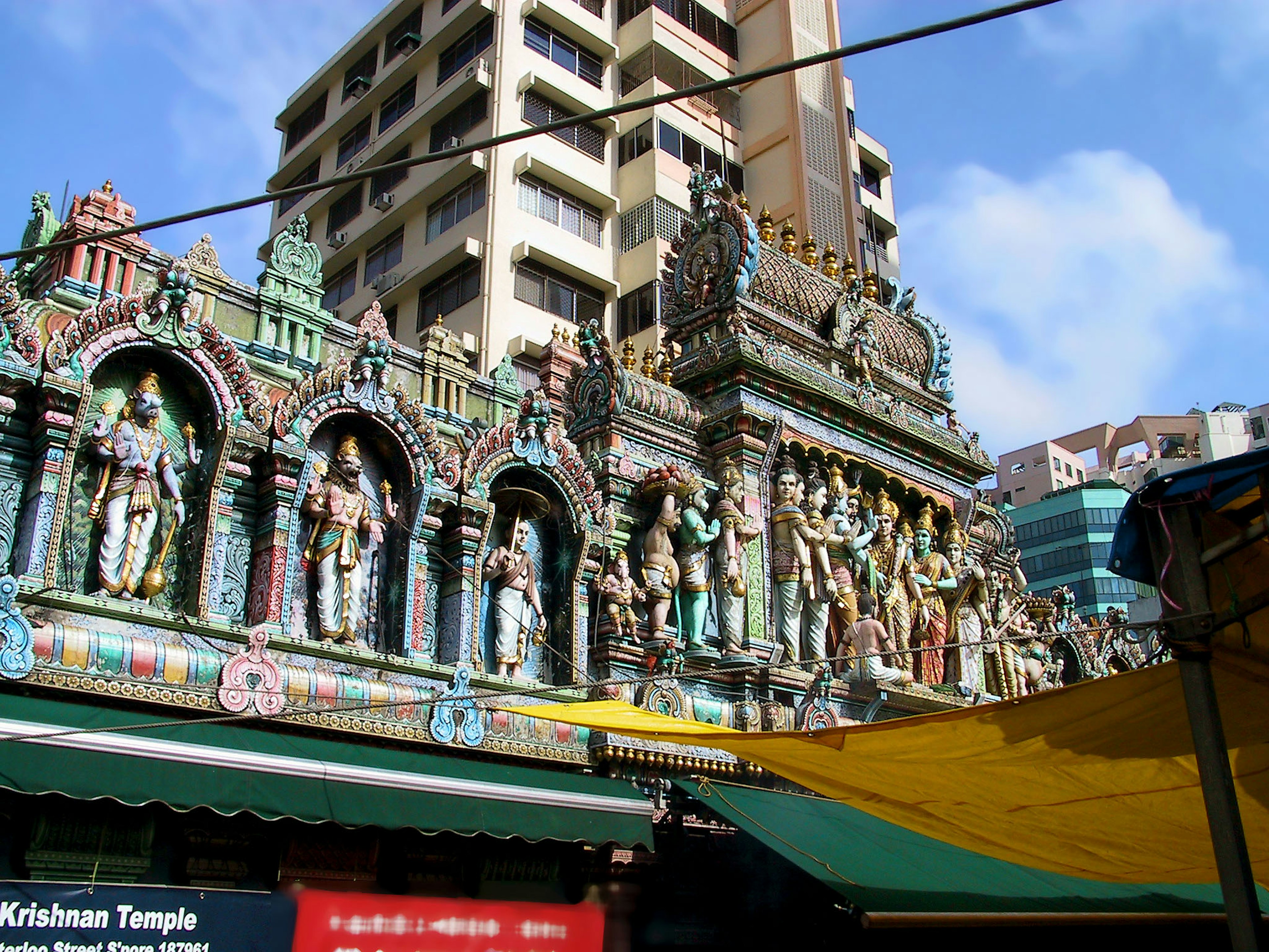 Esculturas y decoraciones coloridas del templo Krishna