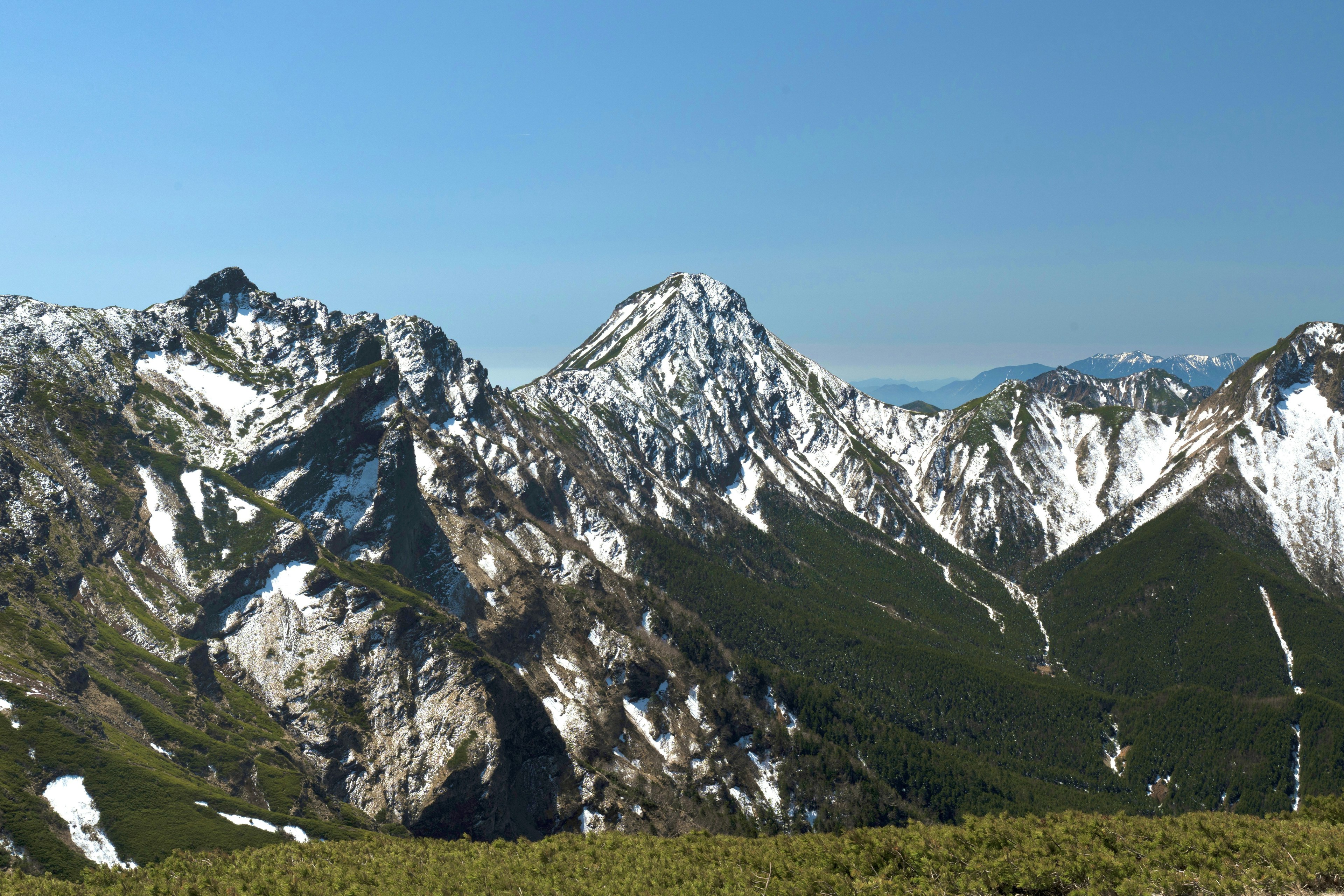 雪に覆われた山々と青い空の風景