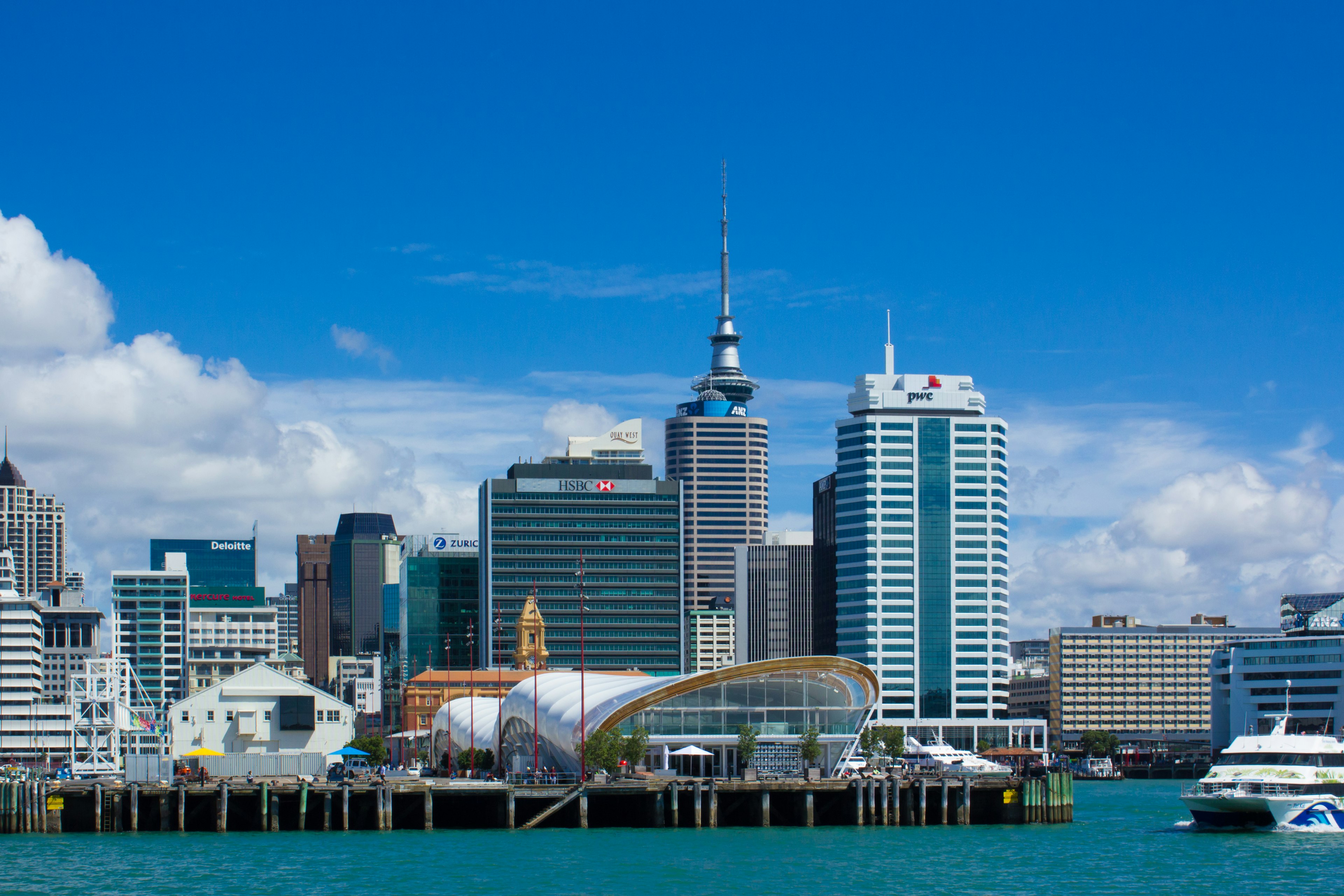 Đường chân trời thành phố Auckland với bầu trời xanh và biển các tòa nhà hiện đại bao gồm Sky Tower