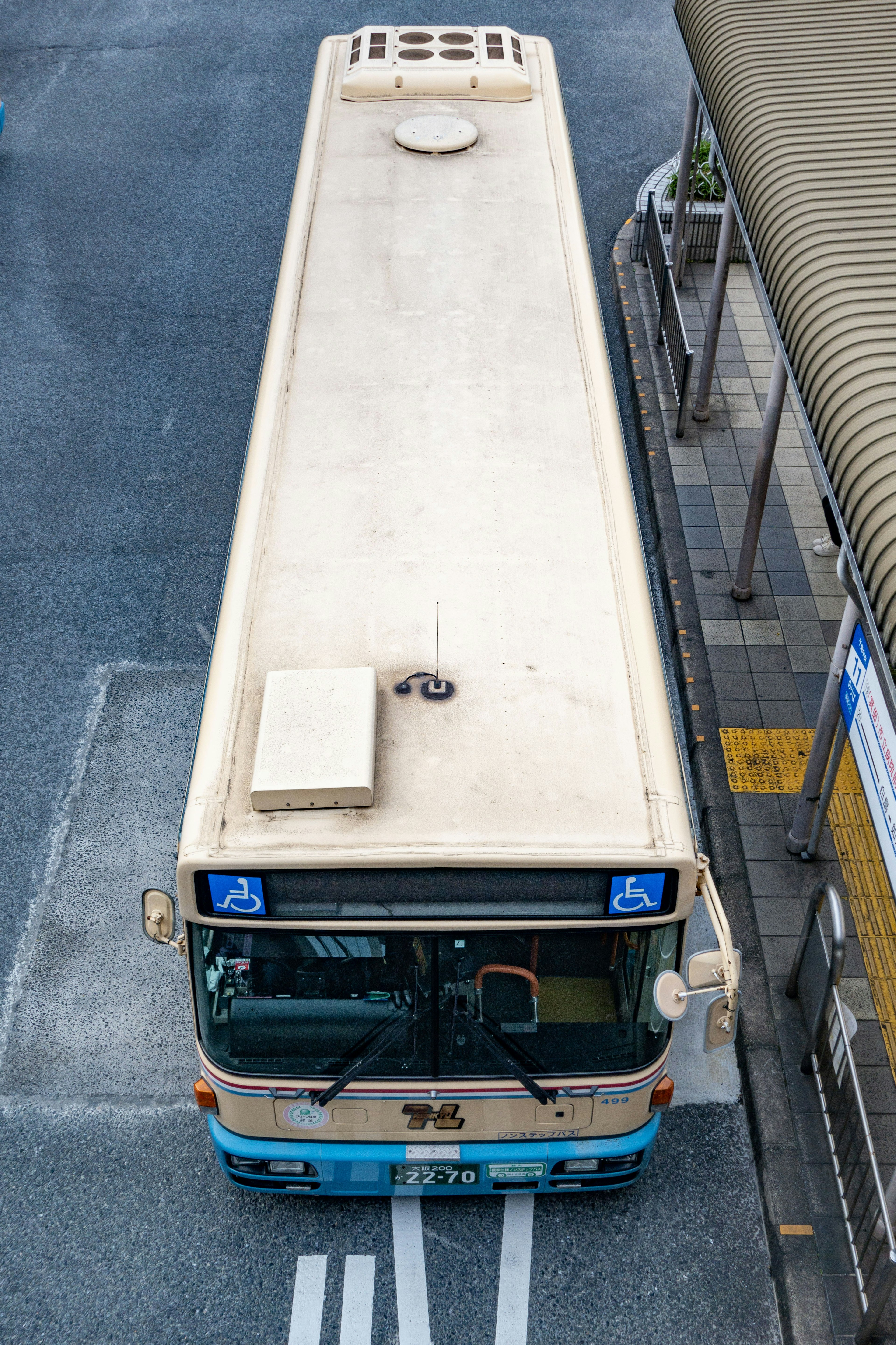 Eine Draufsicht auf einen Bus, der an einer Haltestelle parkt