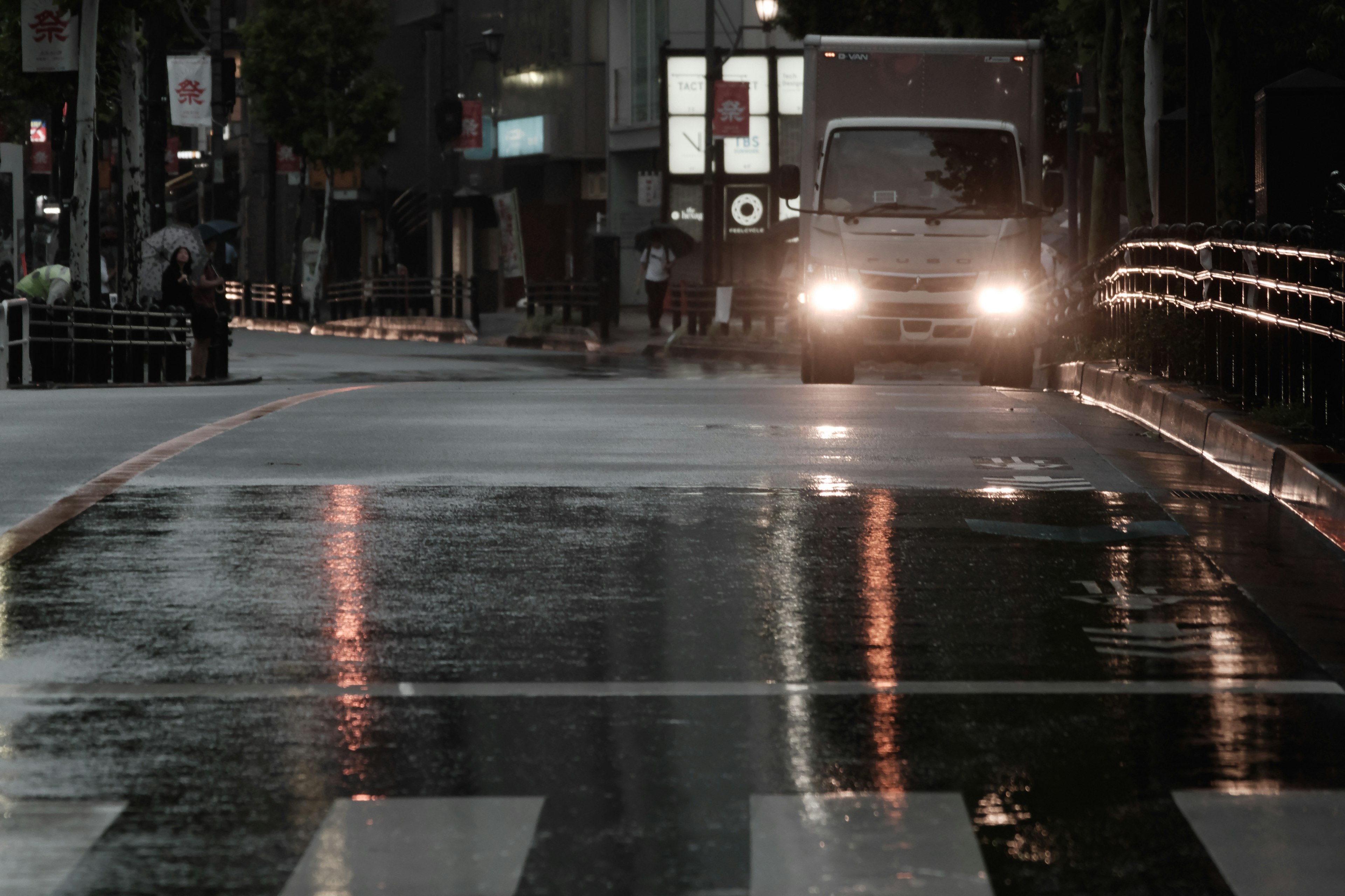 潮濕街道的夜景中有一輛車行駛