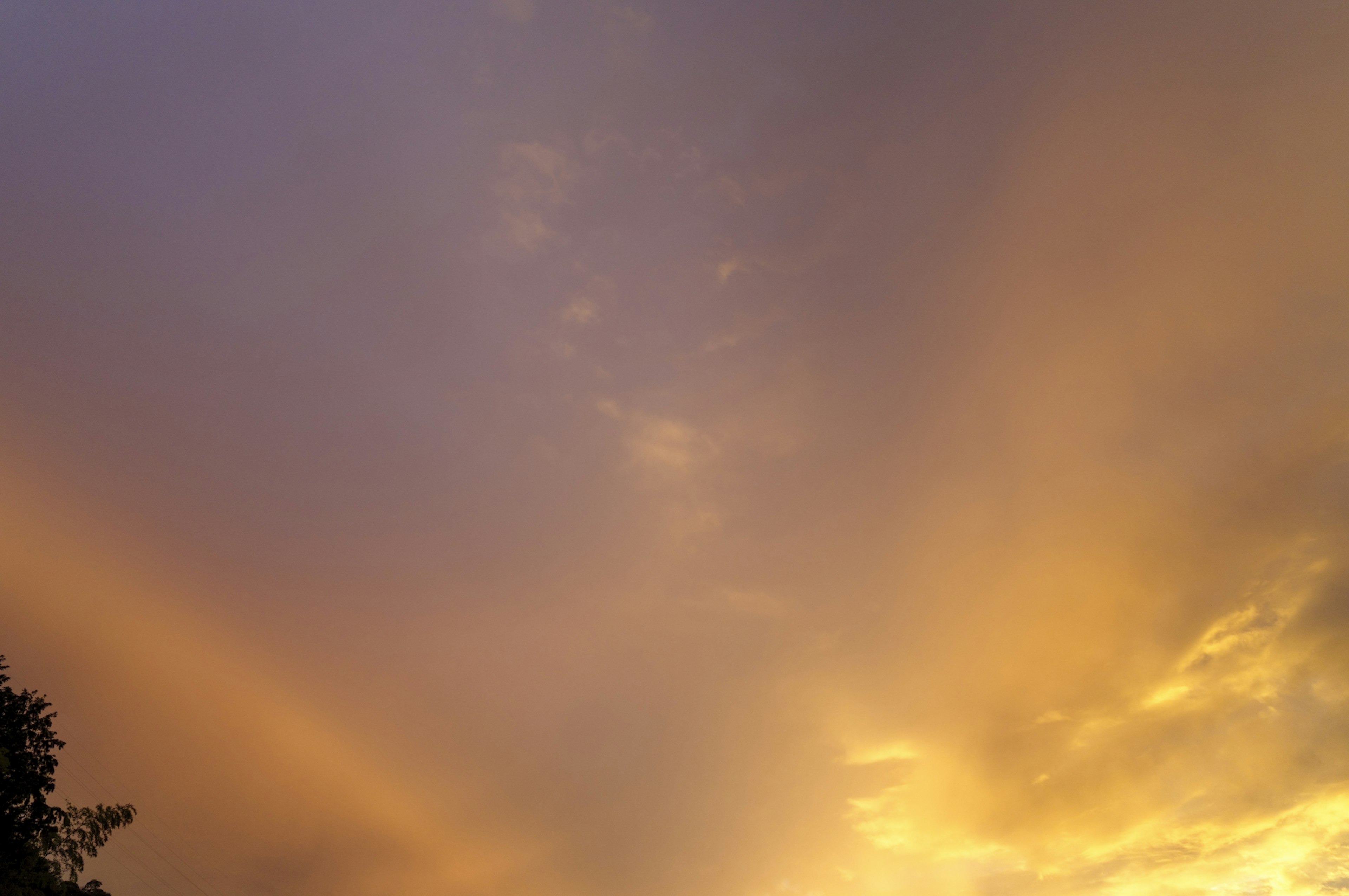 紫色とオレンジ色の空のグラデーションが広がる夕焼けの風景