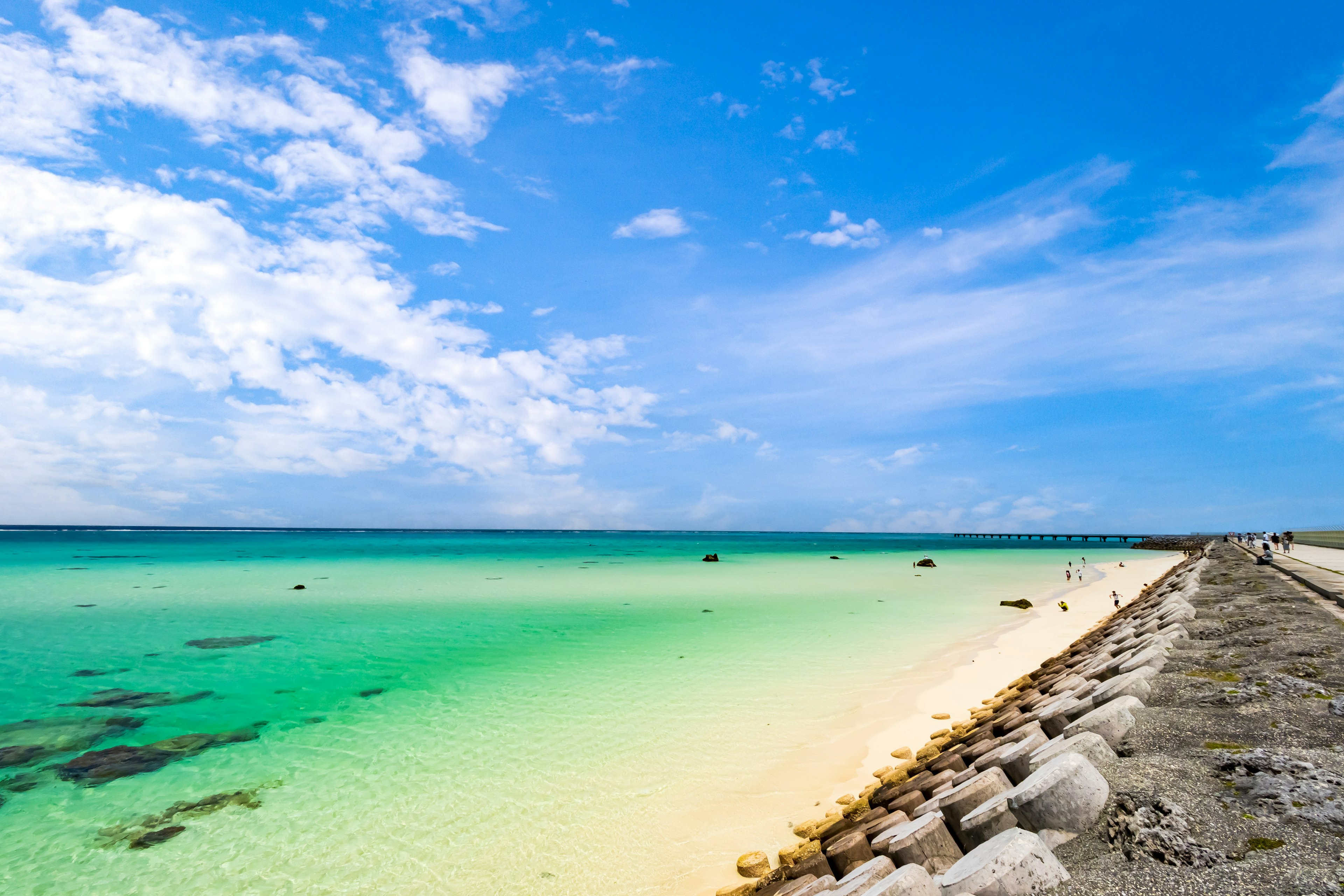 美丽的海景，蓝色的海洋和沙滩