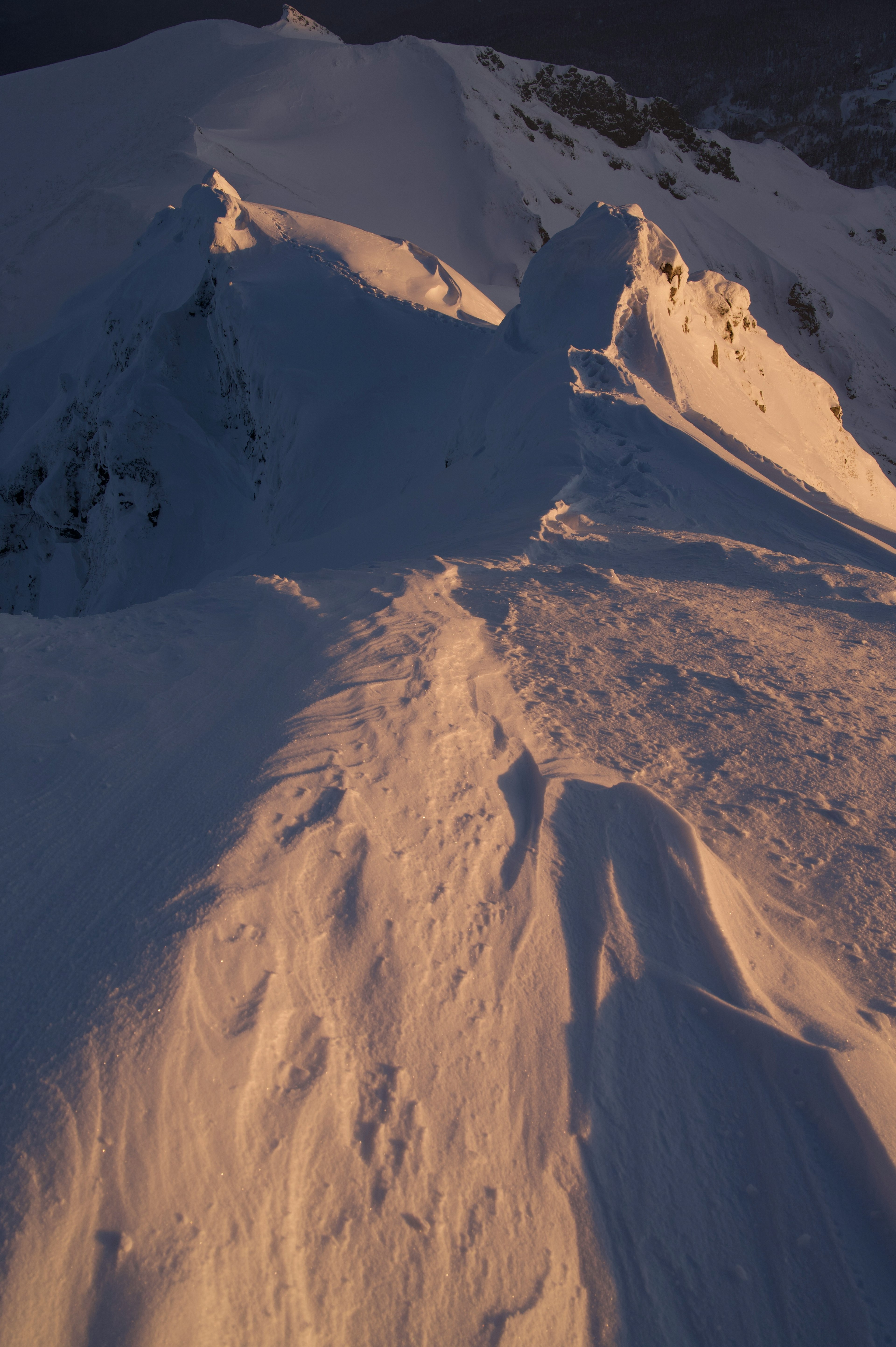 Schneebedeckte Berglandschaft mit schönen Farbtönen des Sonnenuntergangs