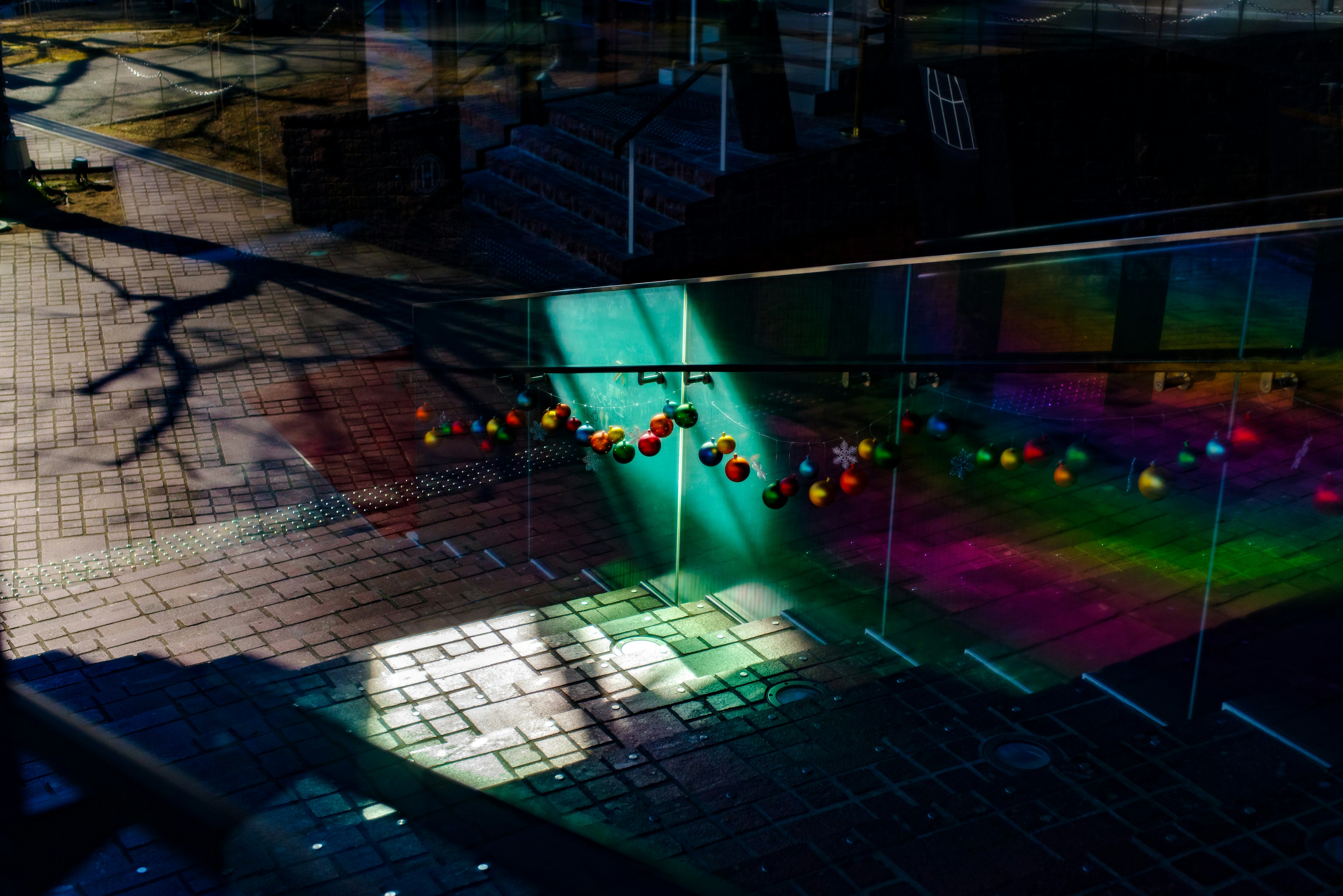 Reflets de lumière colorée sur des escaliers avec un chemin décoré