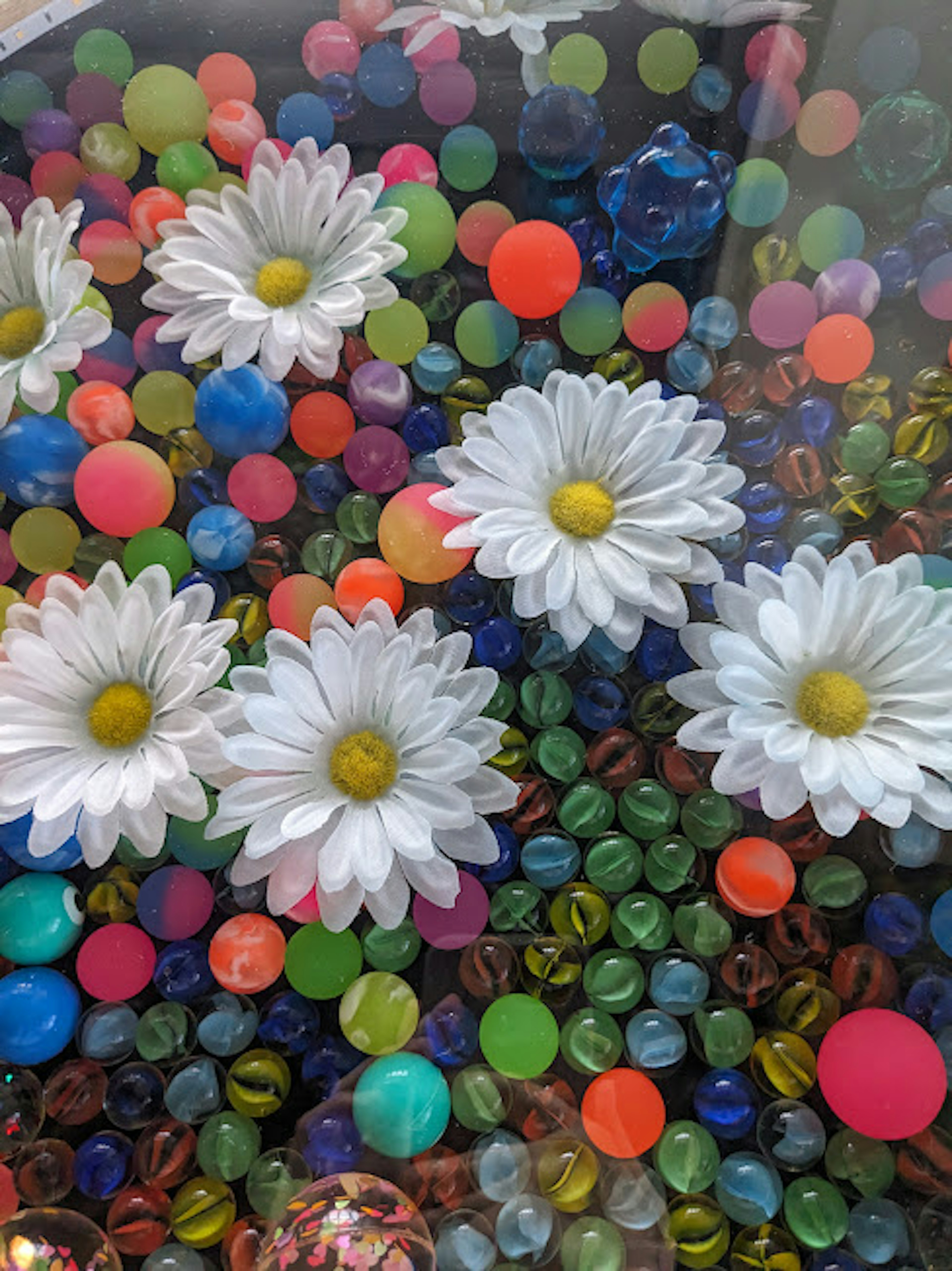 Composizione di fiori bianchi e perline colorate