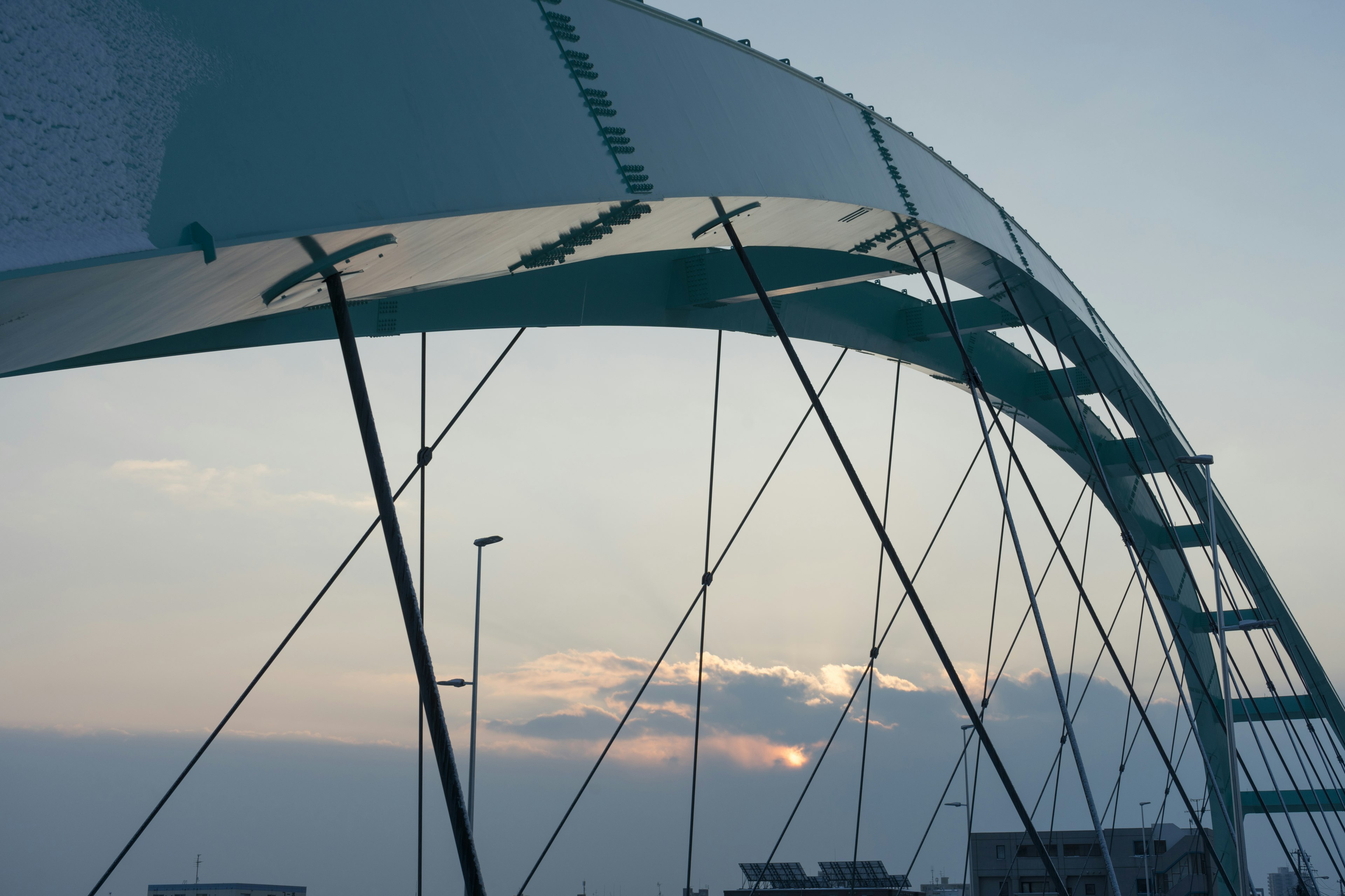 Structure de pont en arc moderne contre un ciel crépusculaire