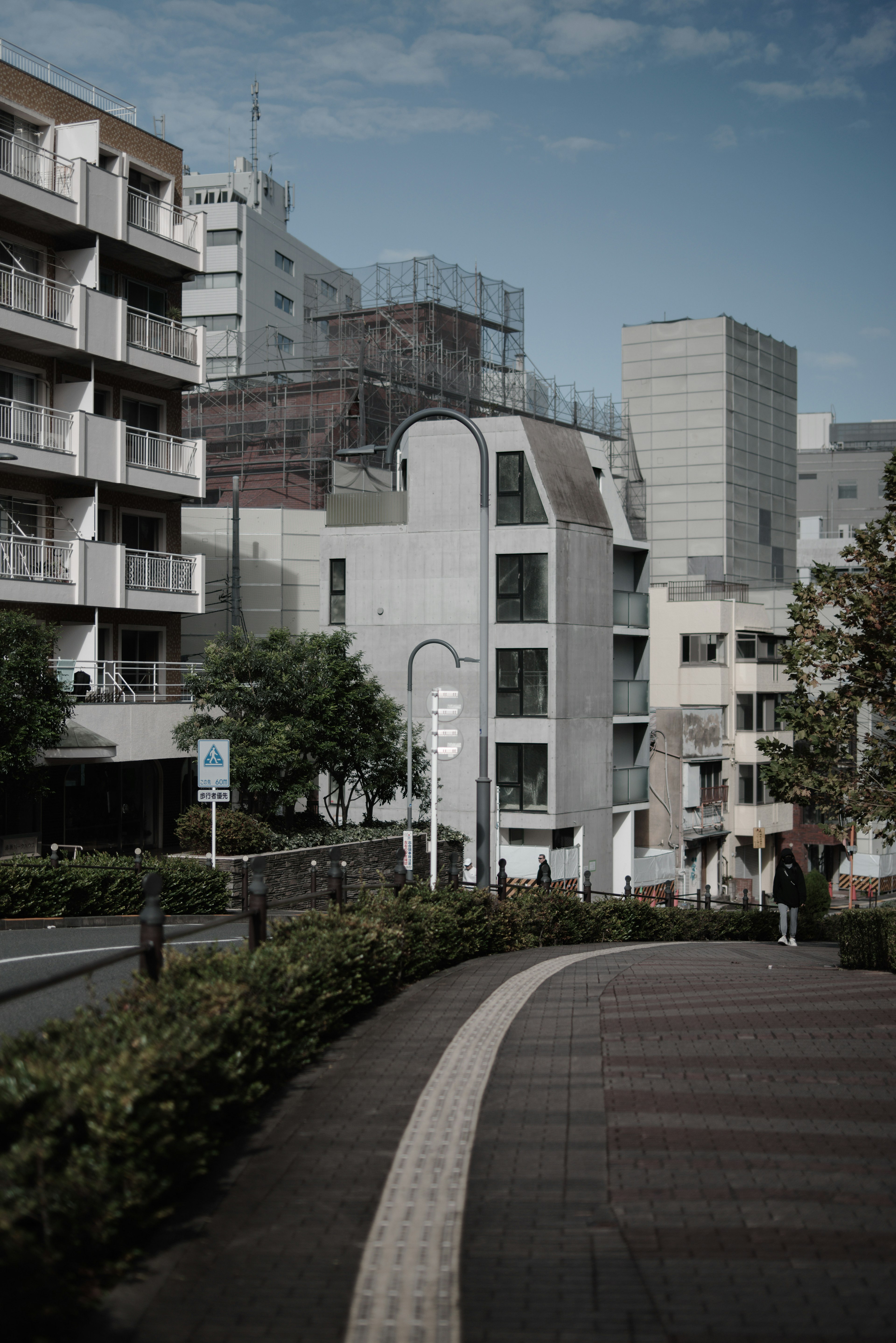 Moderner Stadtlandschaft mit Wohn- und Geschäftsgebäuden entlang einer Straße