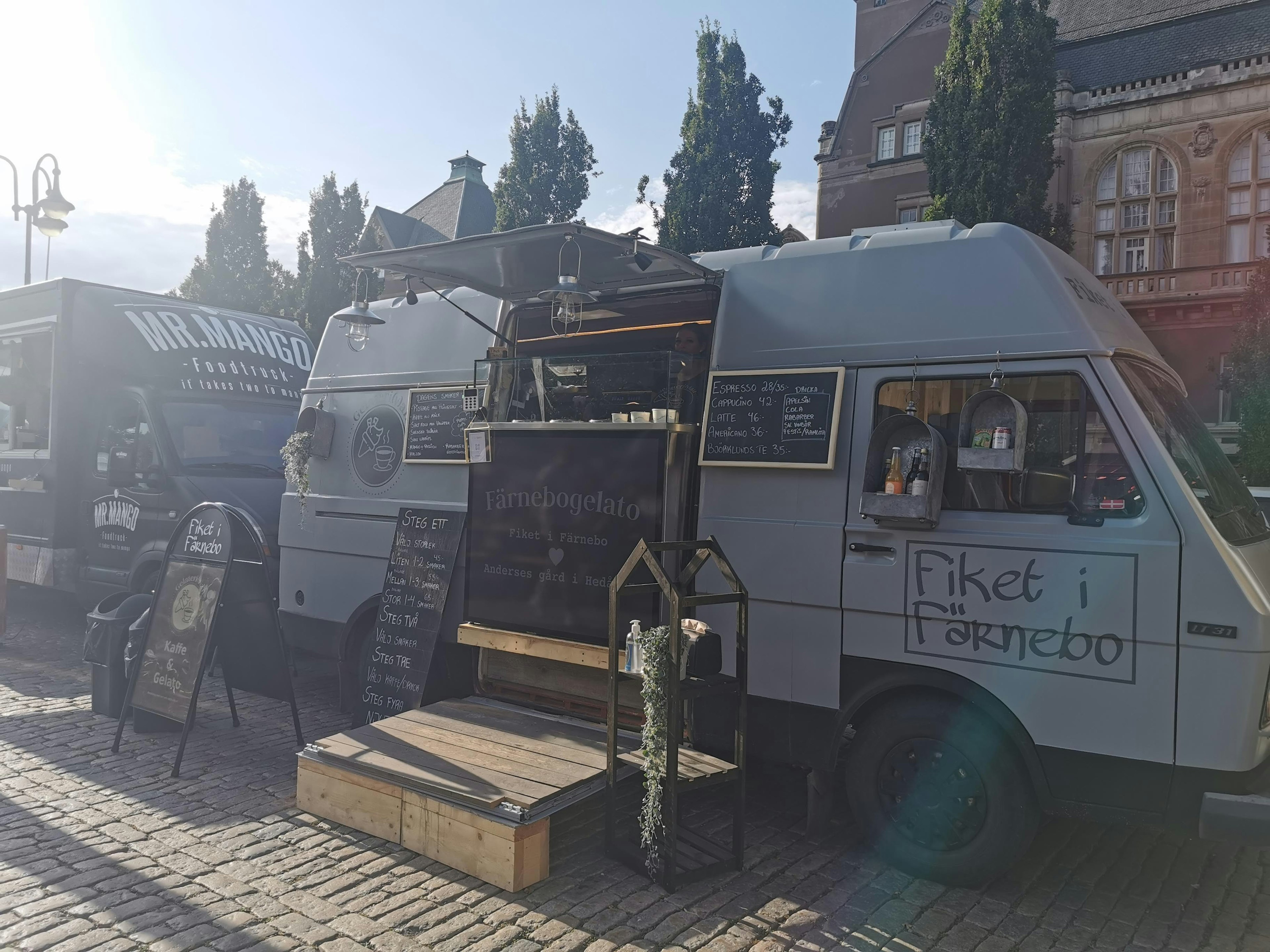 Un camion de nourriture servant du café avec un design rustique