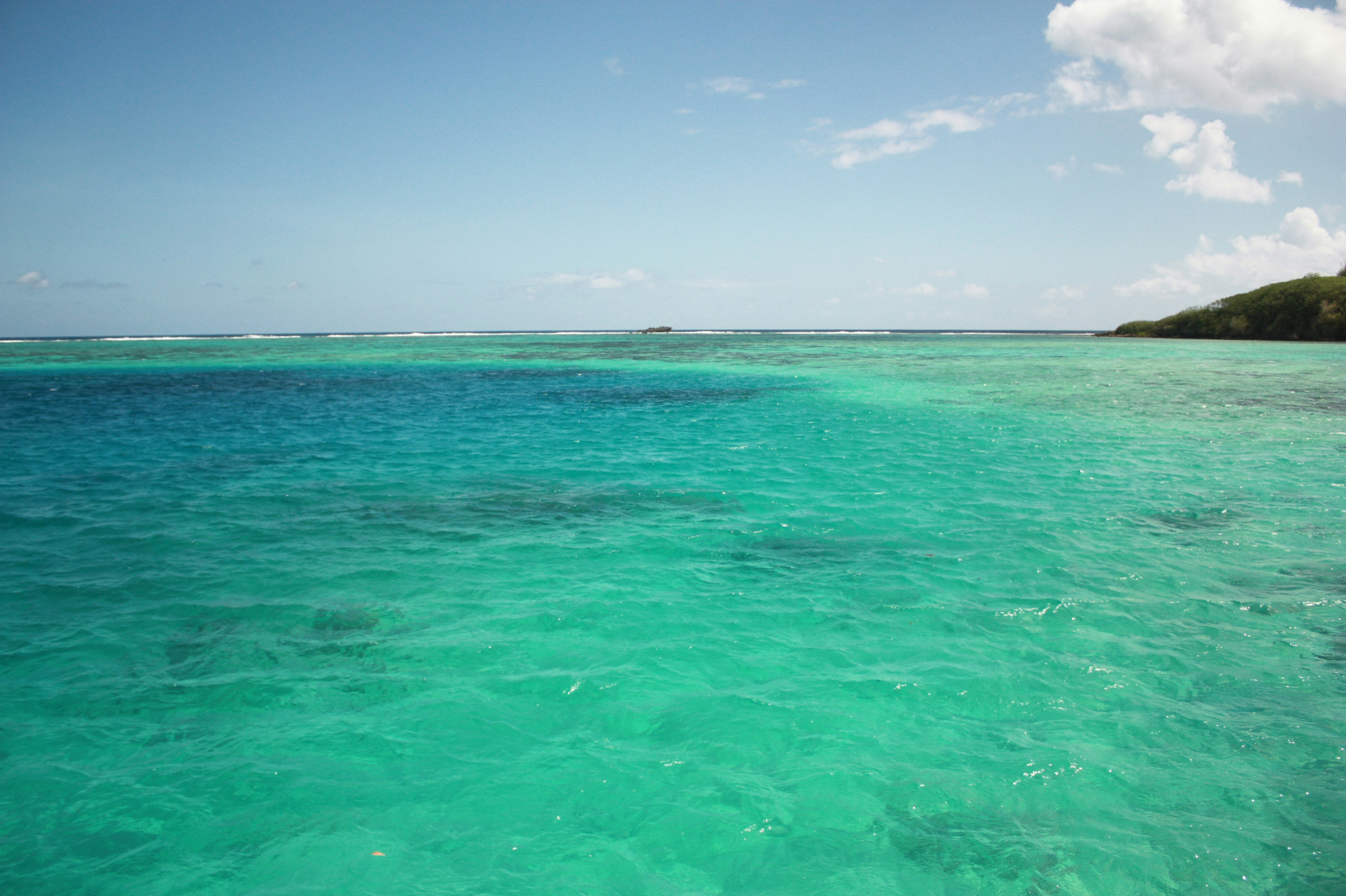 Laut turquoise di bawah langit biru yang cerah