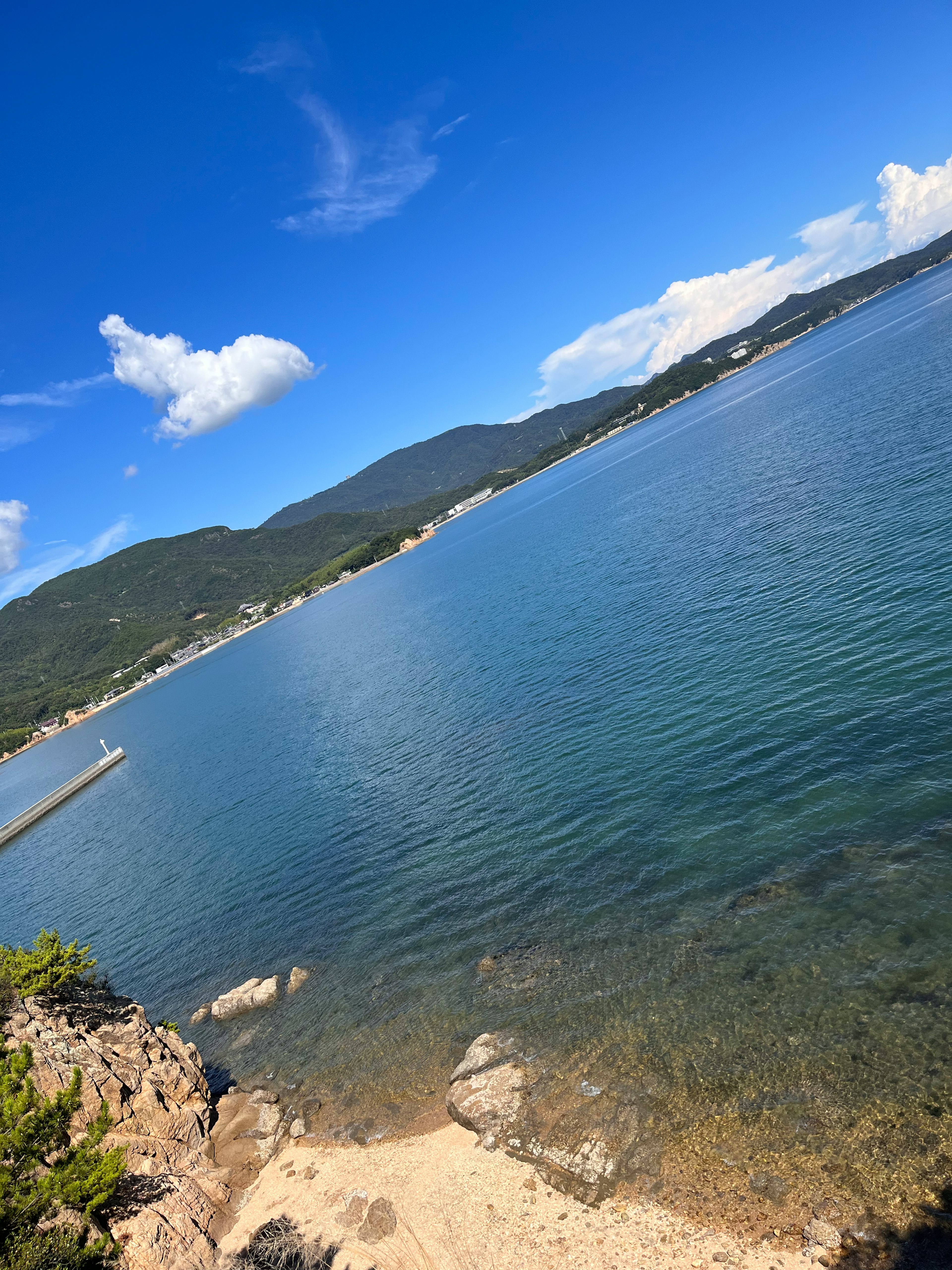 青い海と山々を背景にした美しい風景