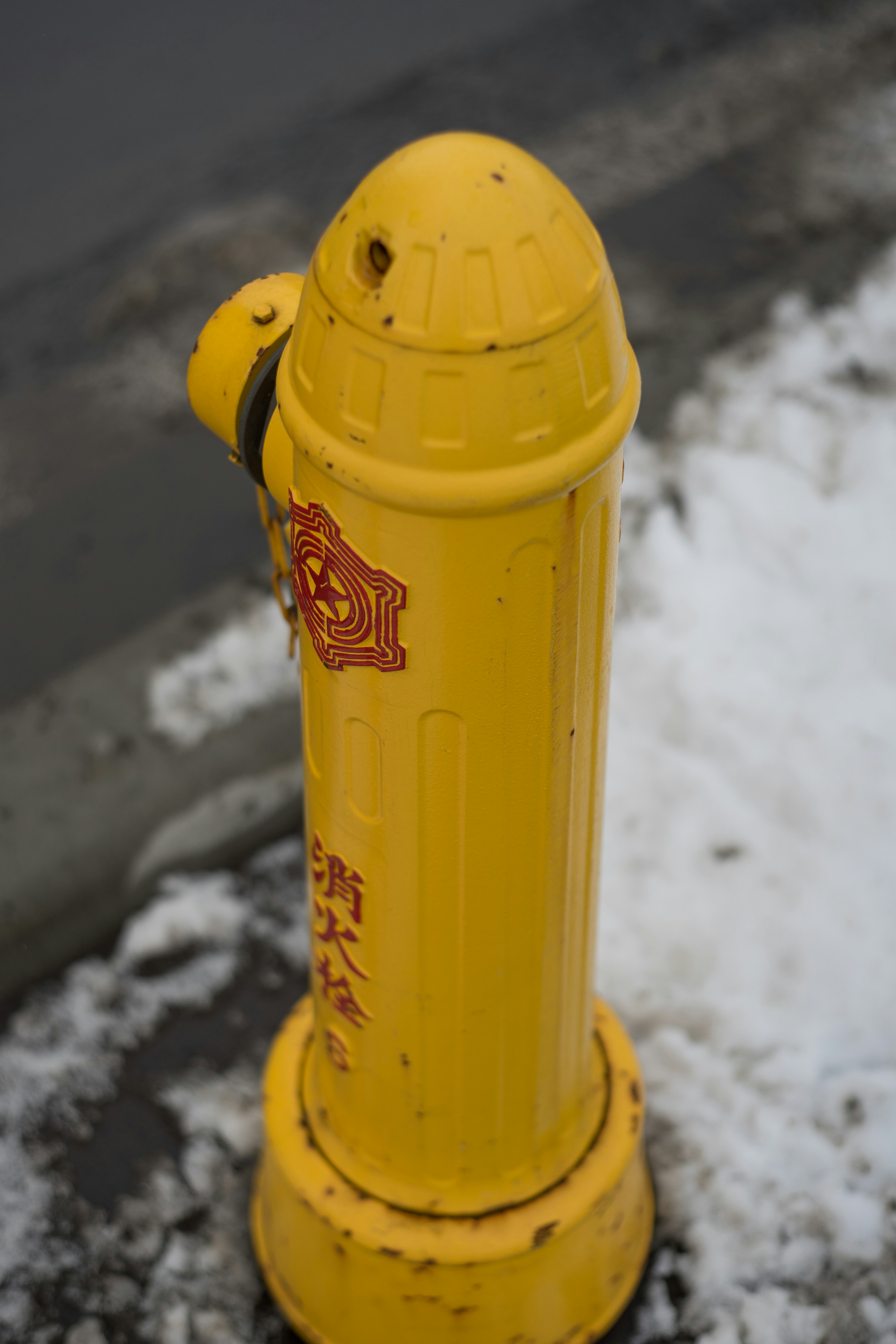 Ein gelber Hydrant steht auf Schnee