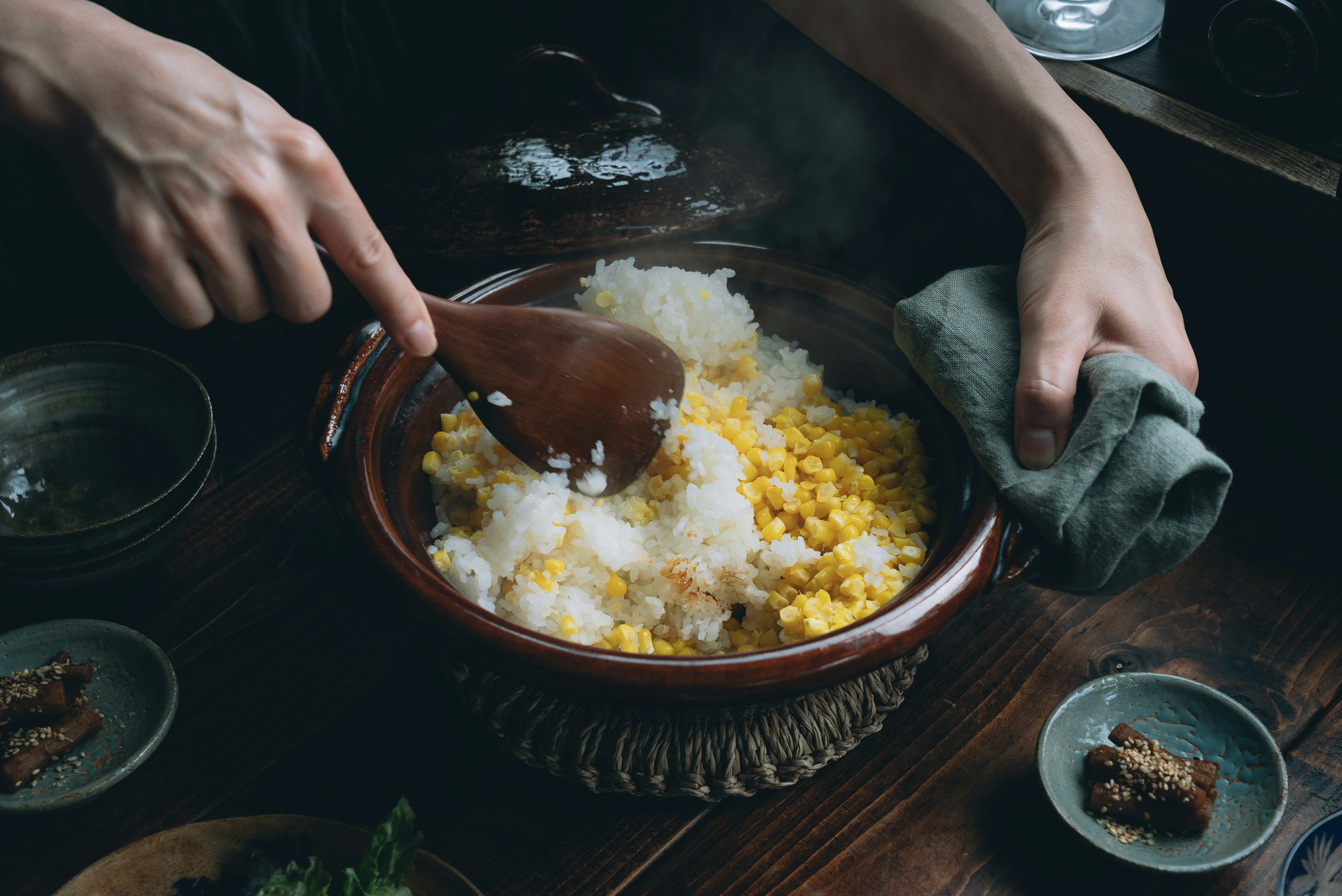 Cảnh trộn cơm và ngô trong một bát bằng tay