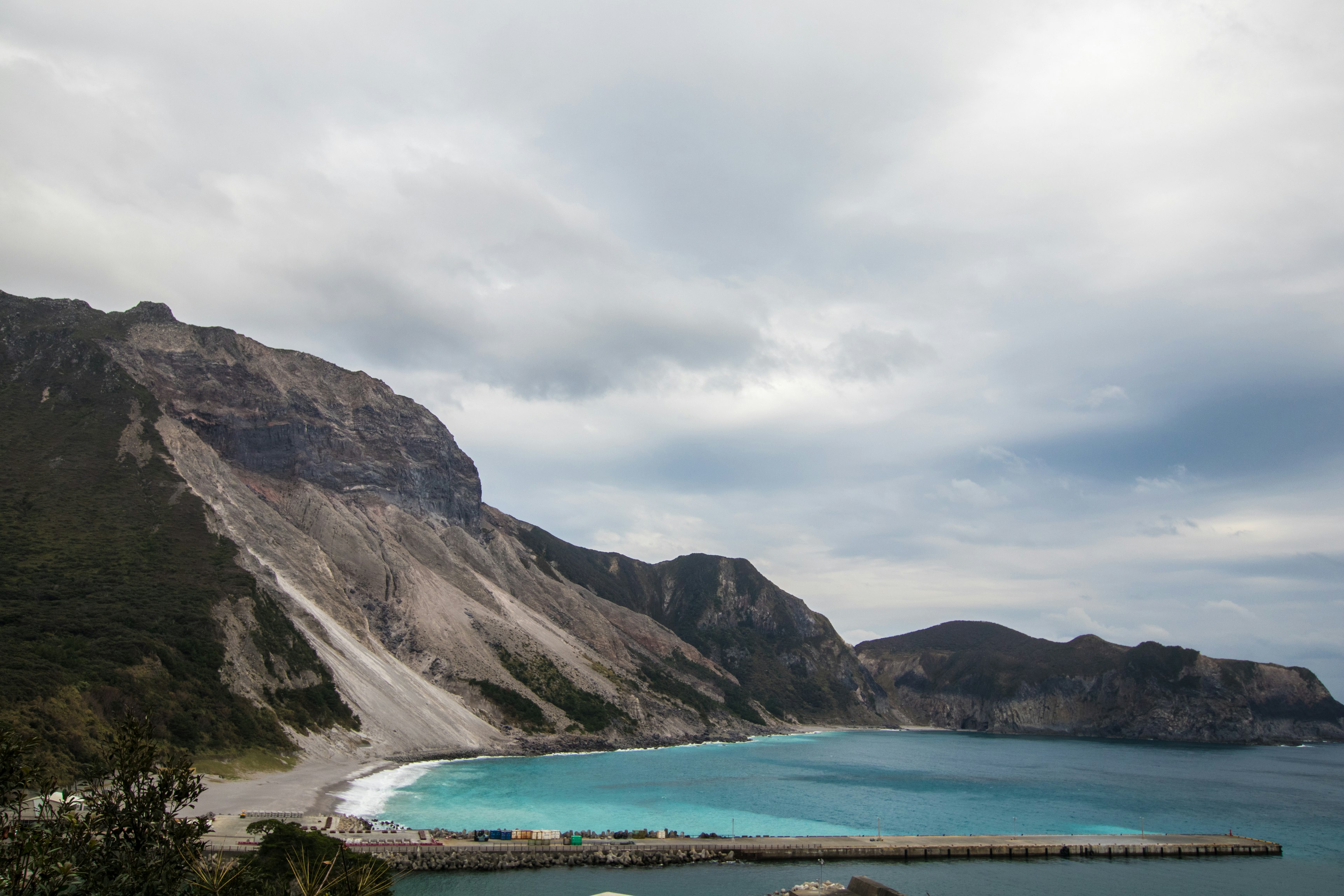 Costa escénica con montañas y aguas turquesas