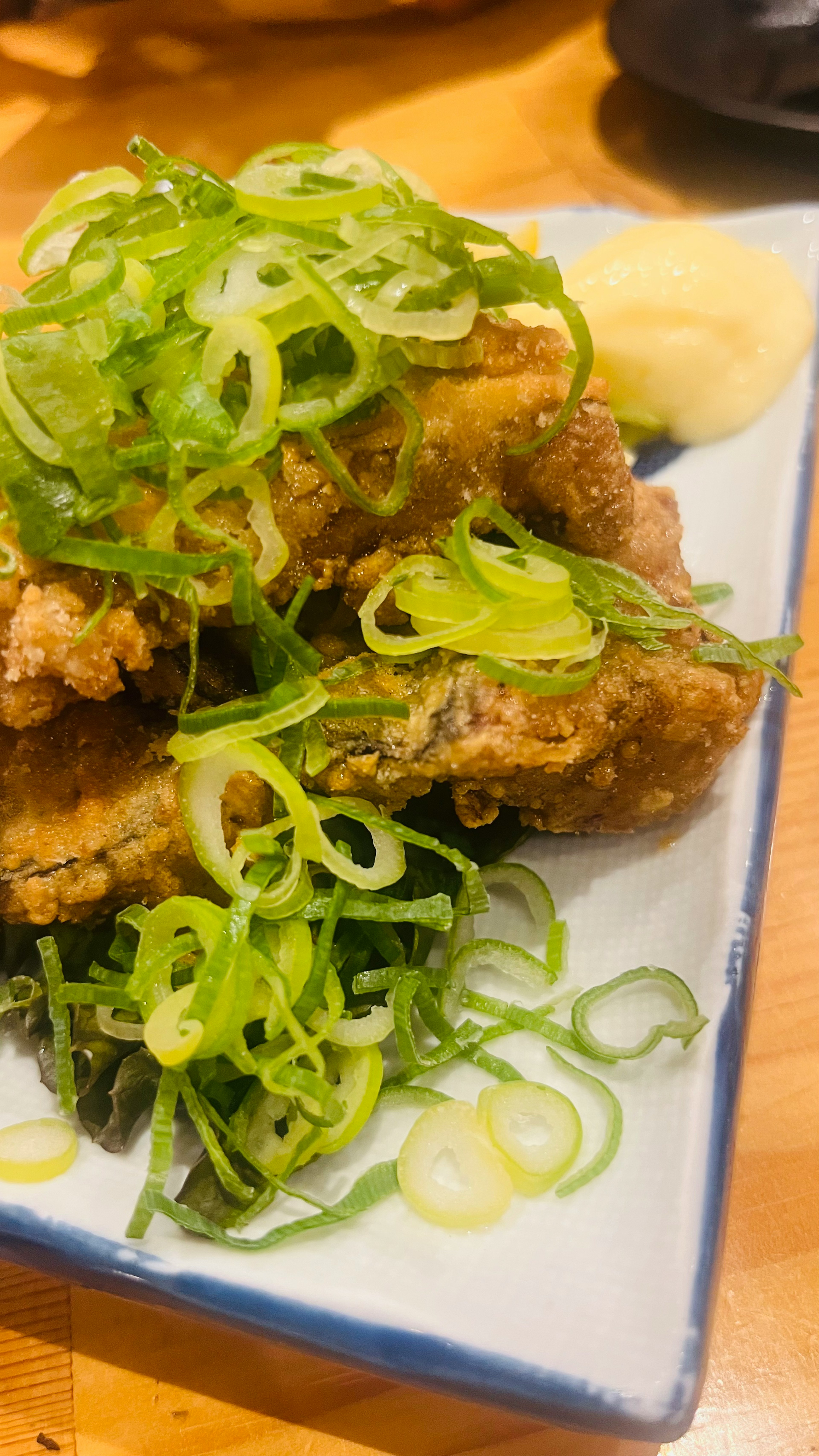 Pollo fritto guarnito con abbondanti cipolle verdi