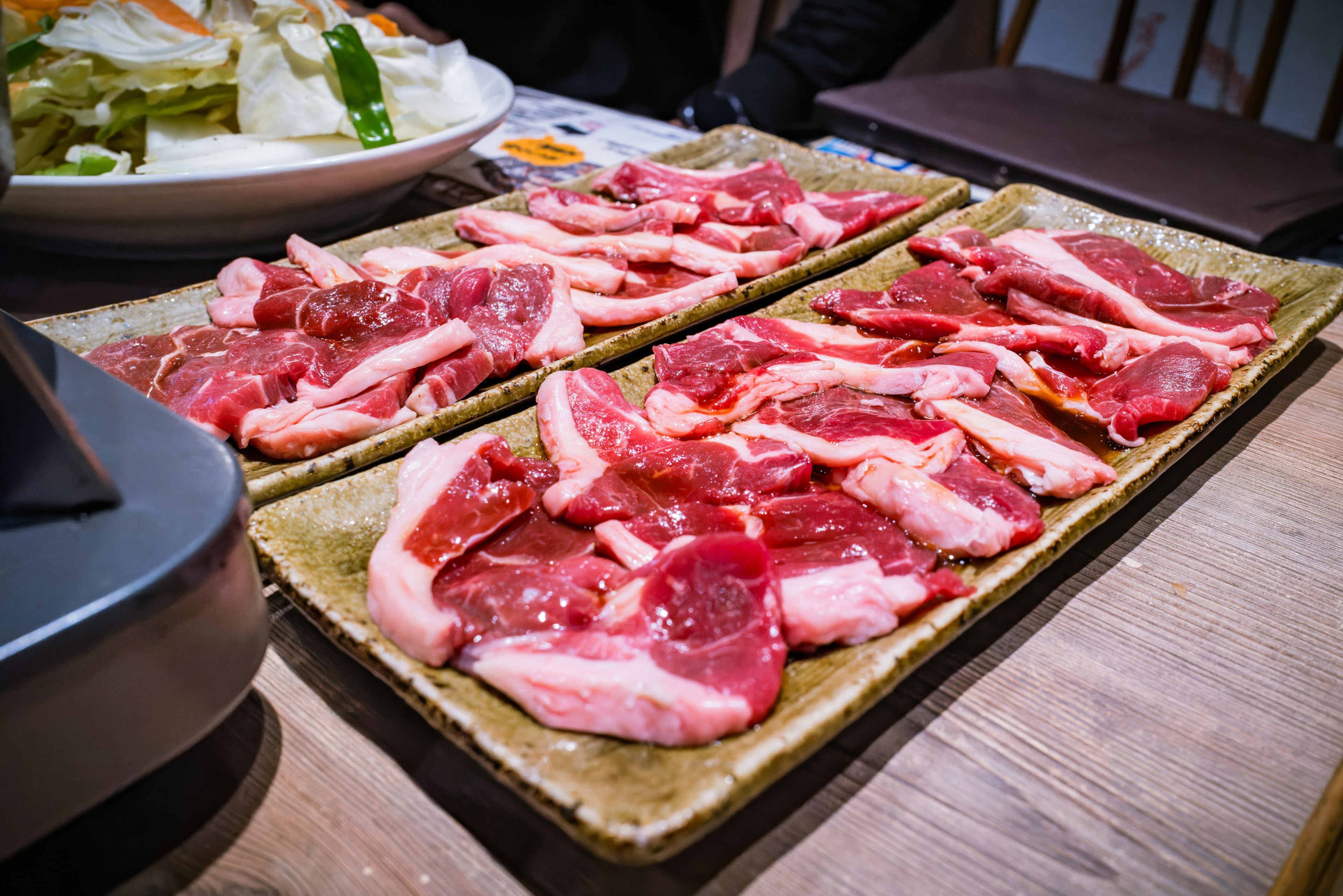 Platte mit dünn geschnittenem Fleisch ordentlich angeordnet