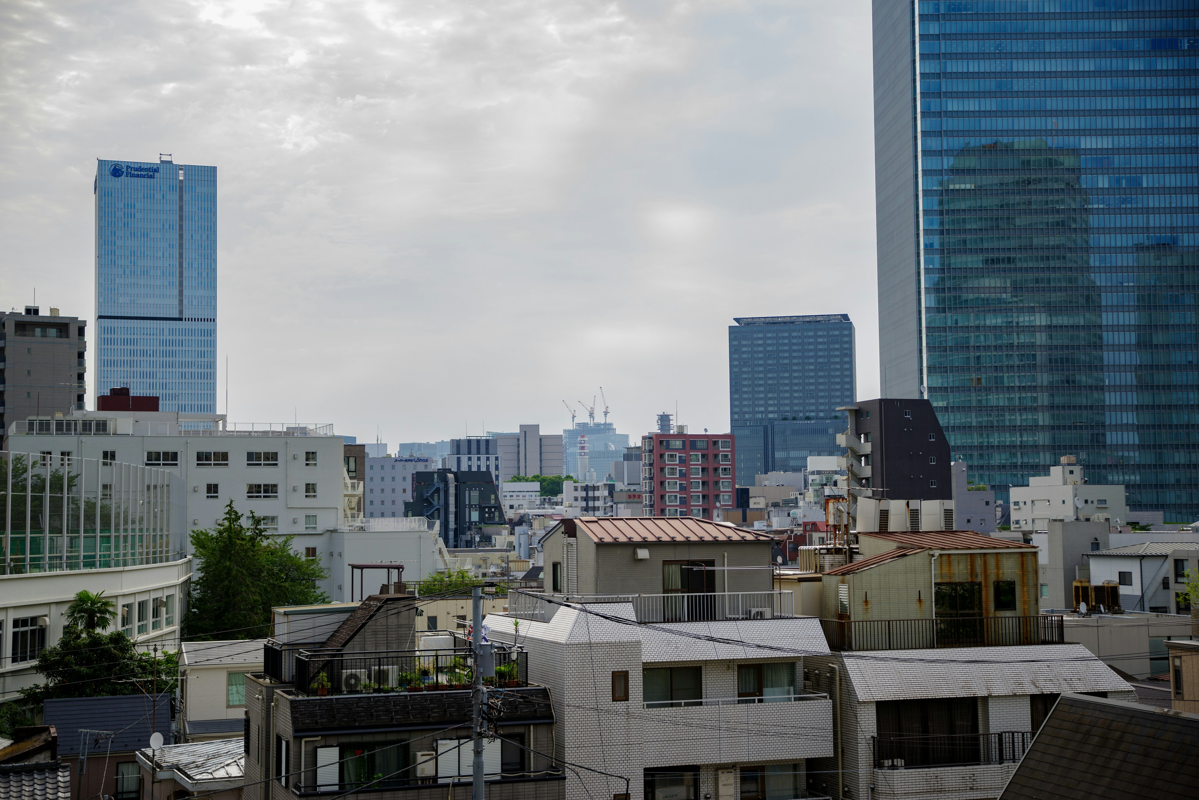 Stadtansicht von Tokio mit Wolkenkratzern und Wohngebäuden