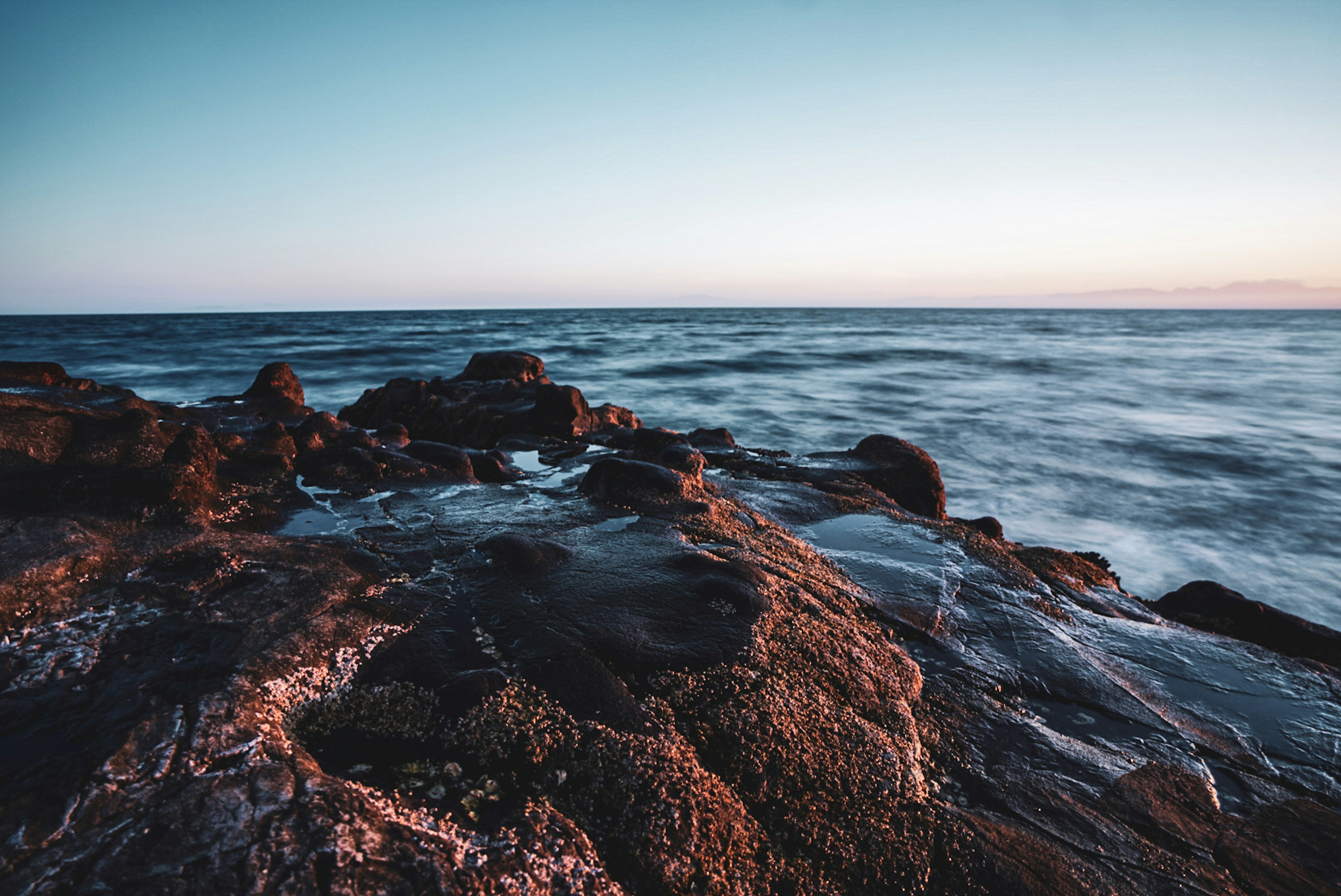 Magnifique paysage maritime avec des vagues s'écrasant sur des rochers