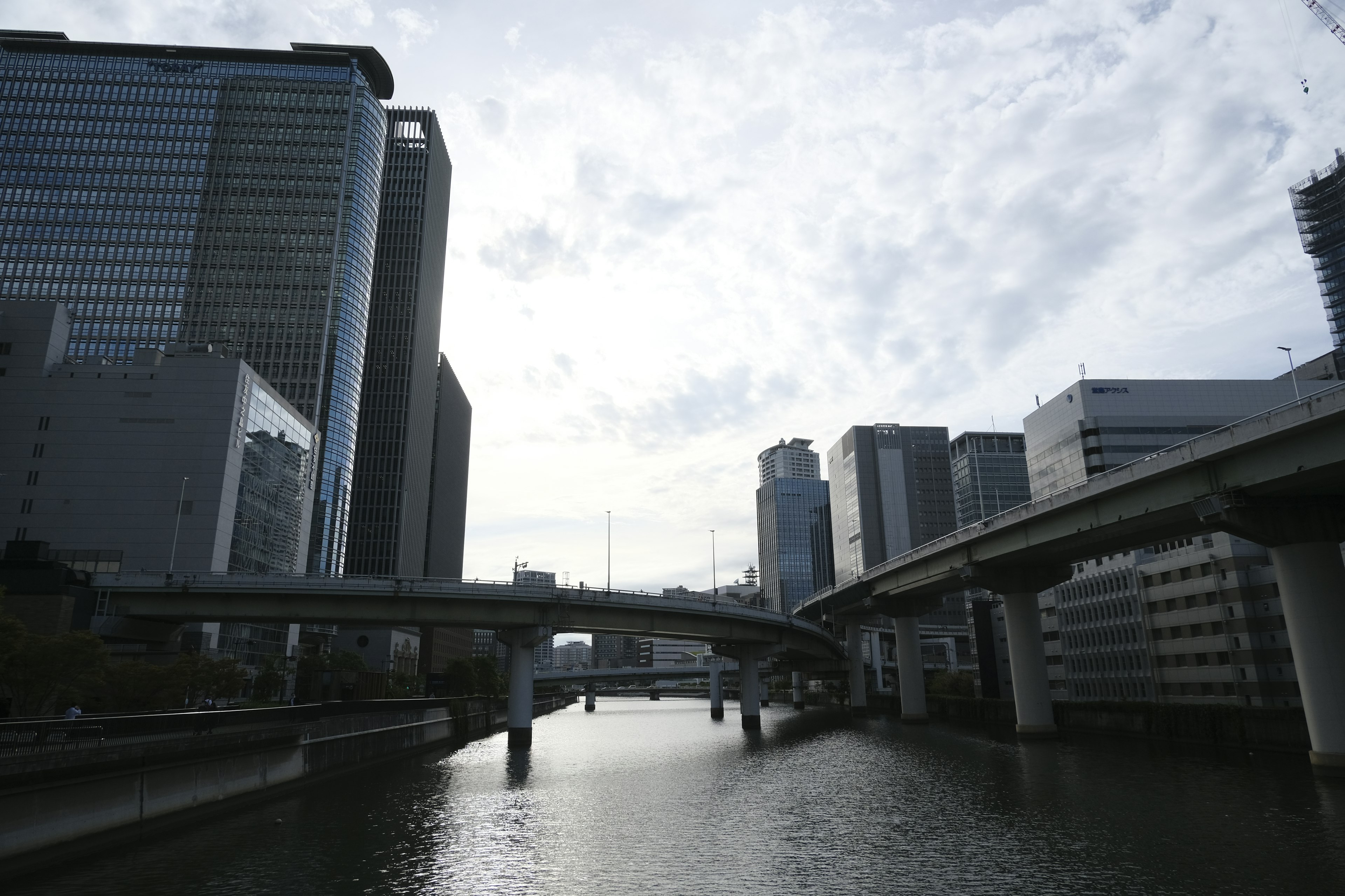 Städtische Flusslandschaft mit Wolkenkratzern und einer Brücke