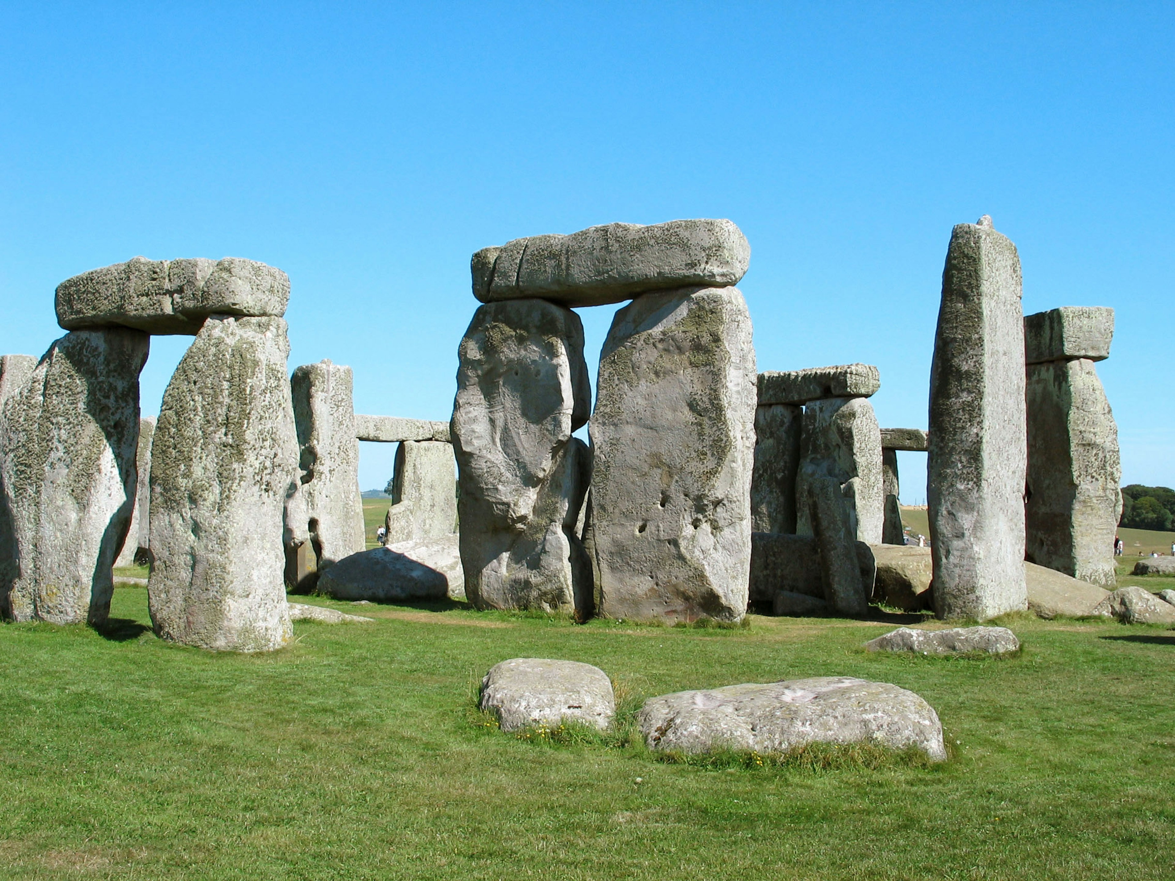 Stonehenge với các cấu trúc đá lớn và bầu trời xanh trong