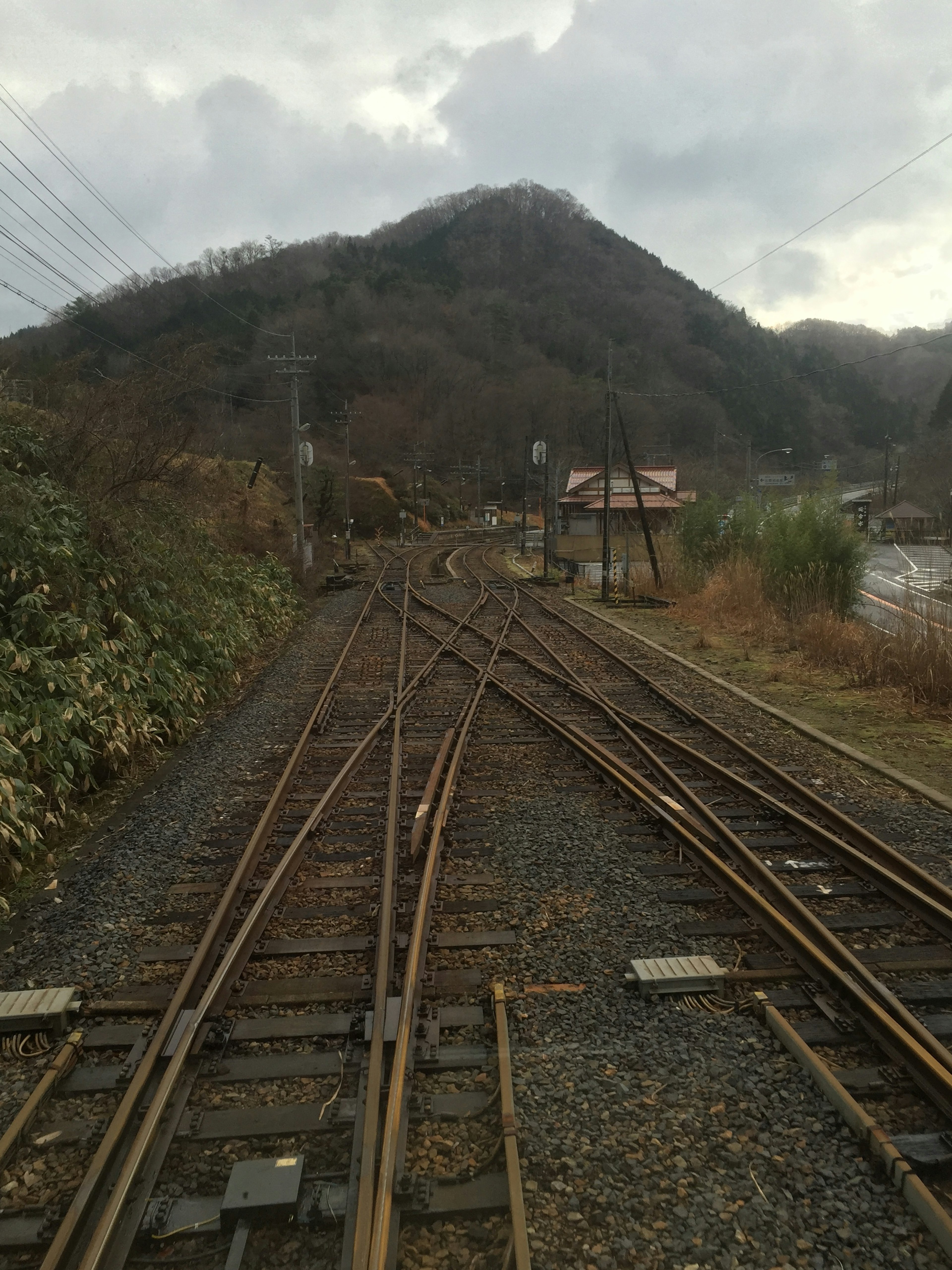 Una intersección ferroviaria con una montaña al fondo