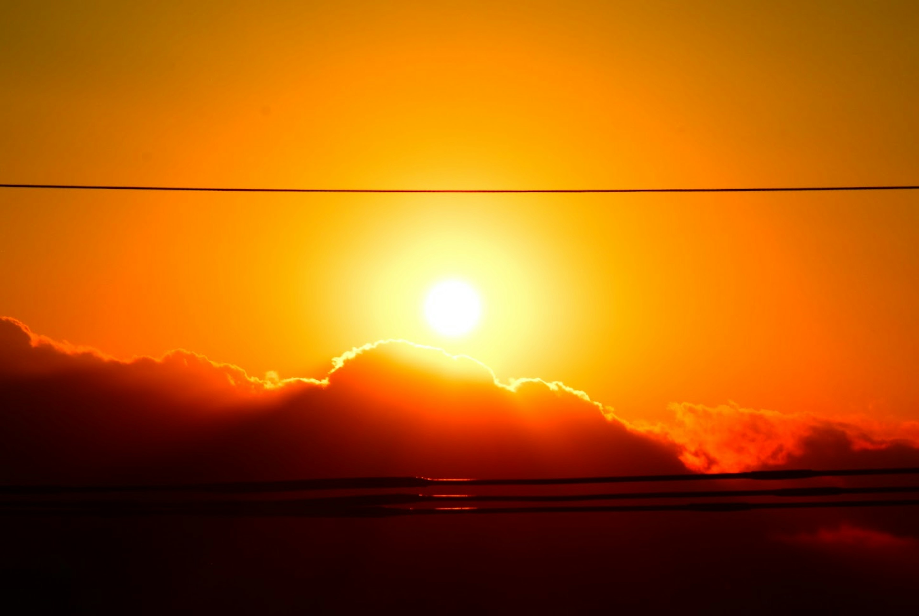 Un beau coucher de soleil brillant au-dessus des nuages