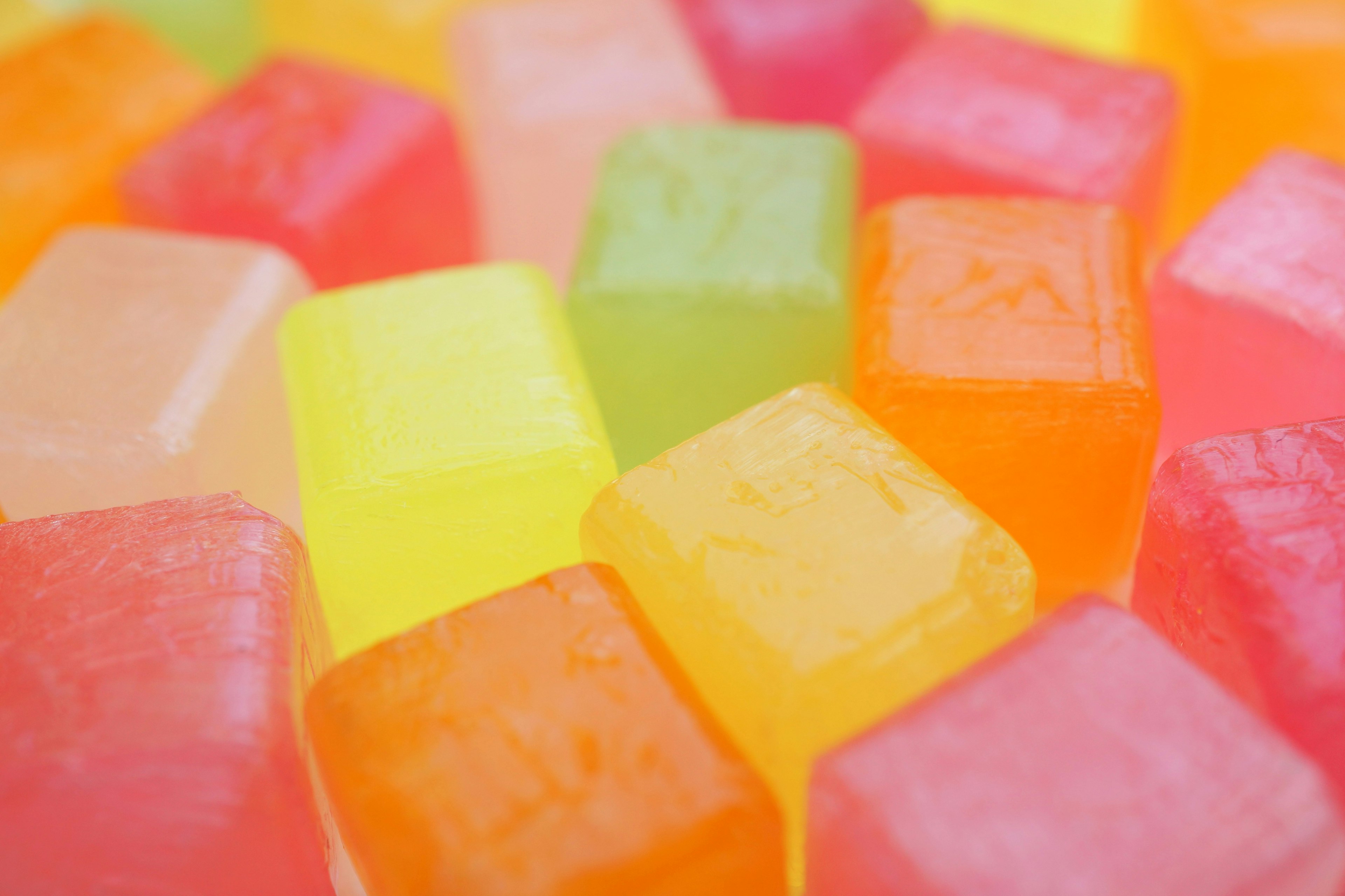 Cubetti di gelatina trasparente colorati impilati insieme