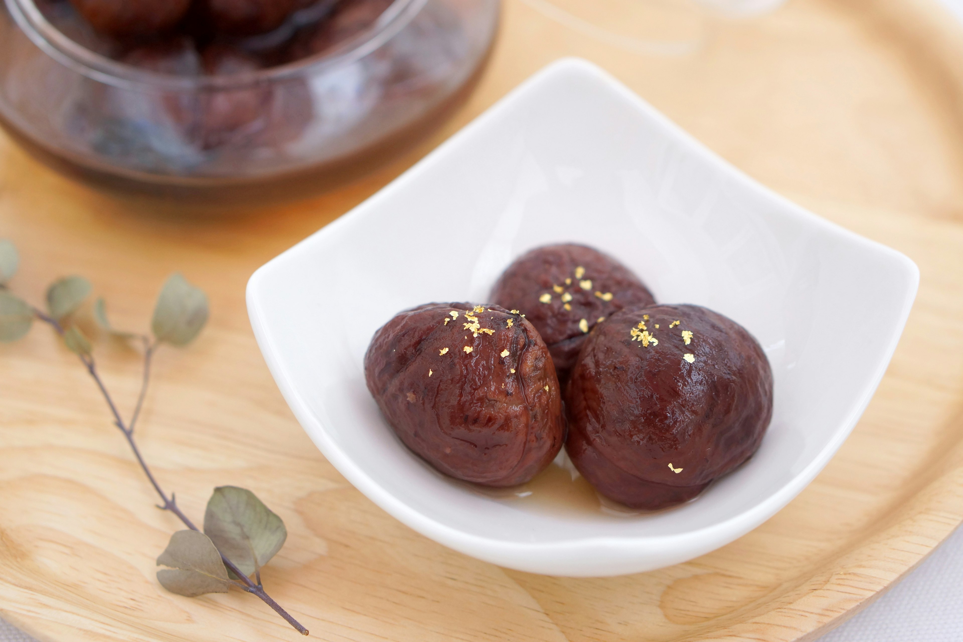 Pasta di castagne dolce servita in un piatto bianco con semi di sesamo spolverati