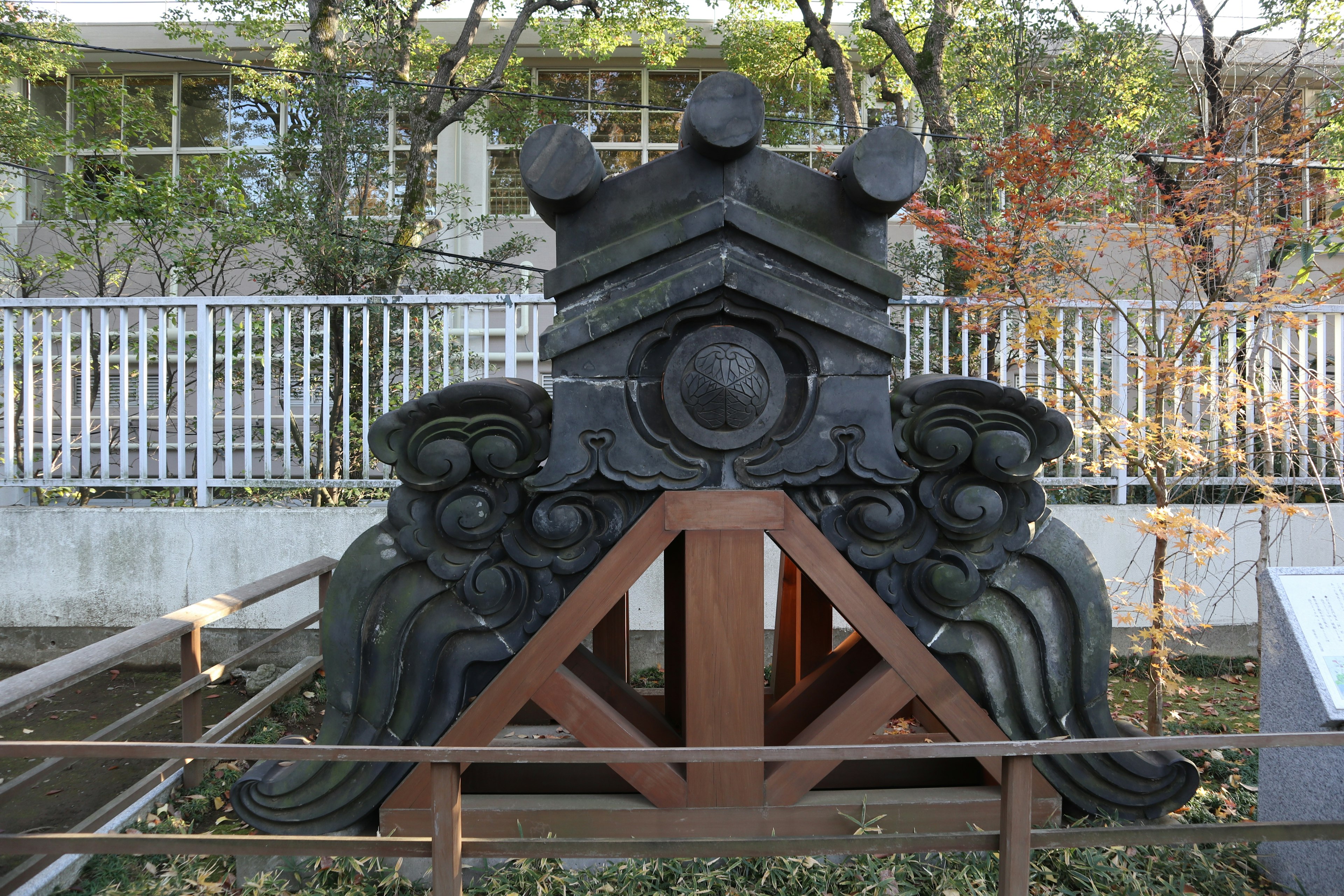 Elemento arquitectónico japonés tradicional con un techo de tejas negras decorativas