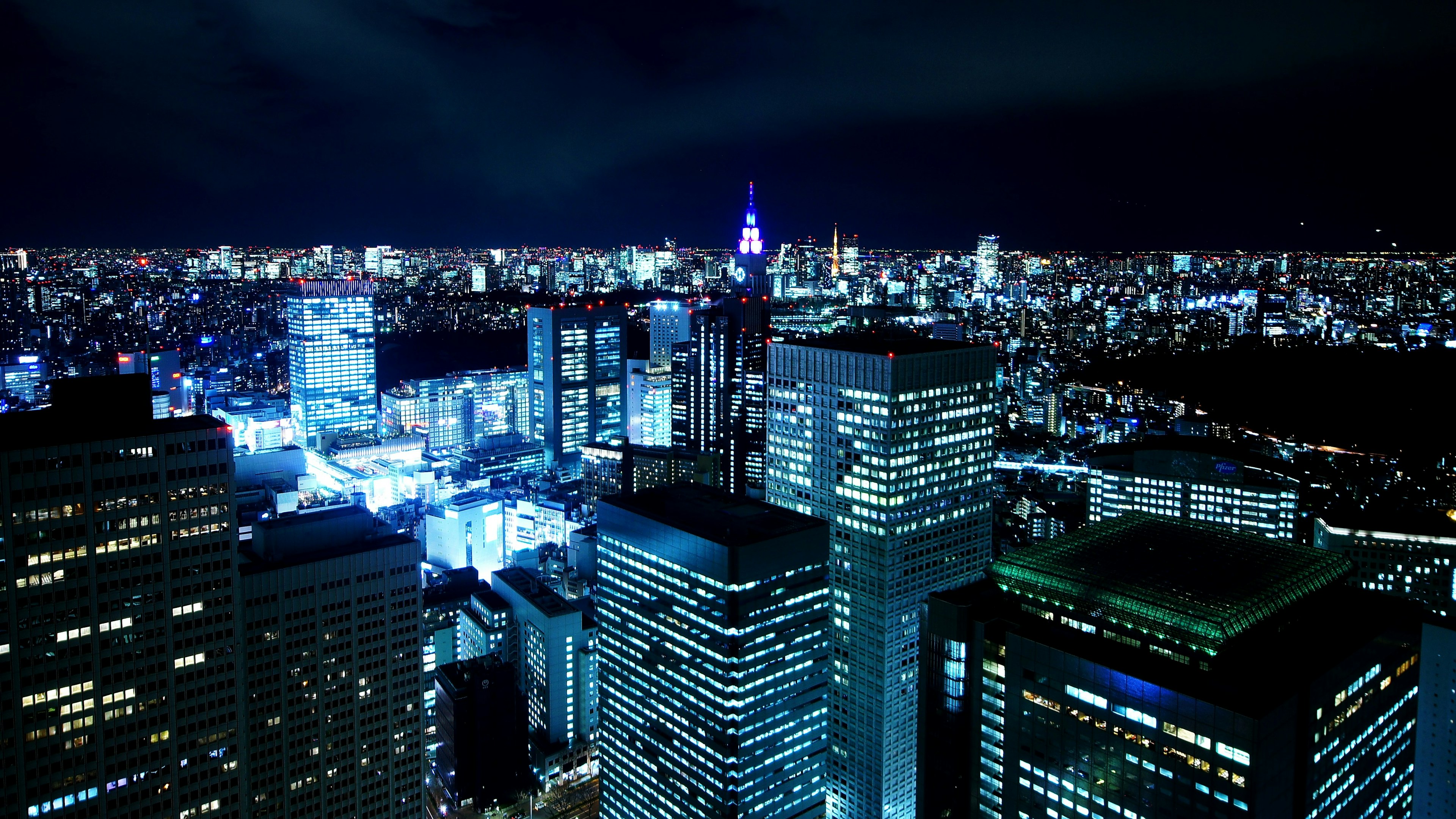 Beeindruckende Aussicht auf Tokios Wolkenkratzer bei Nacht