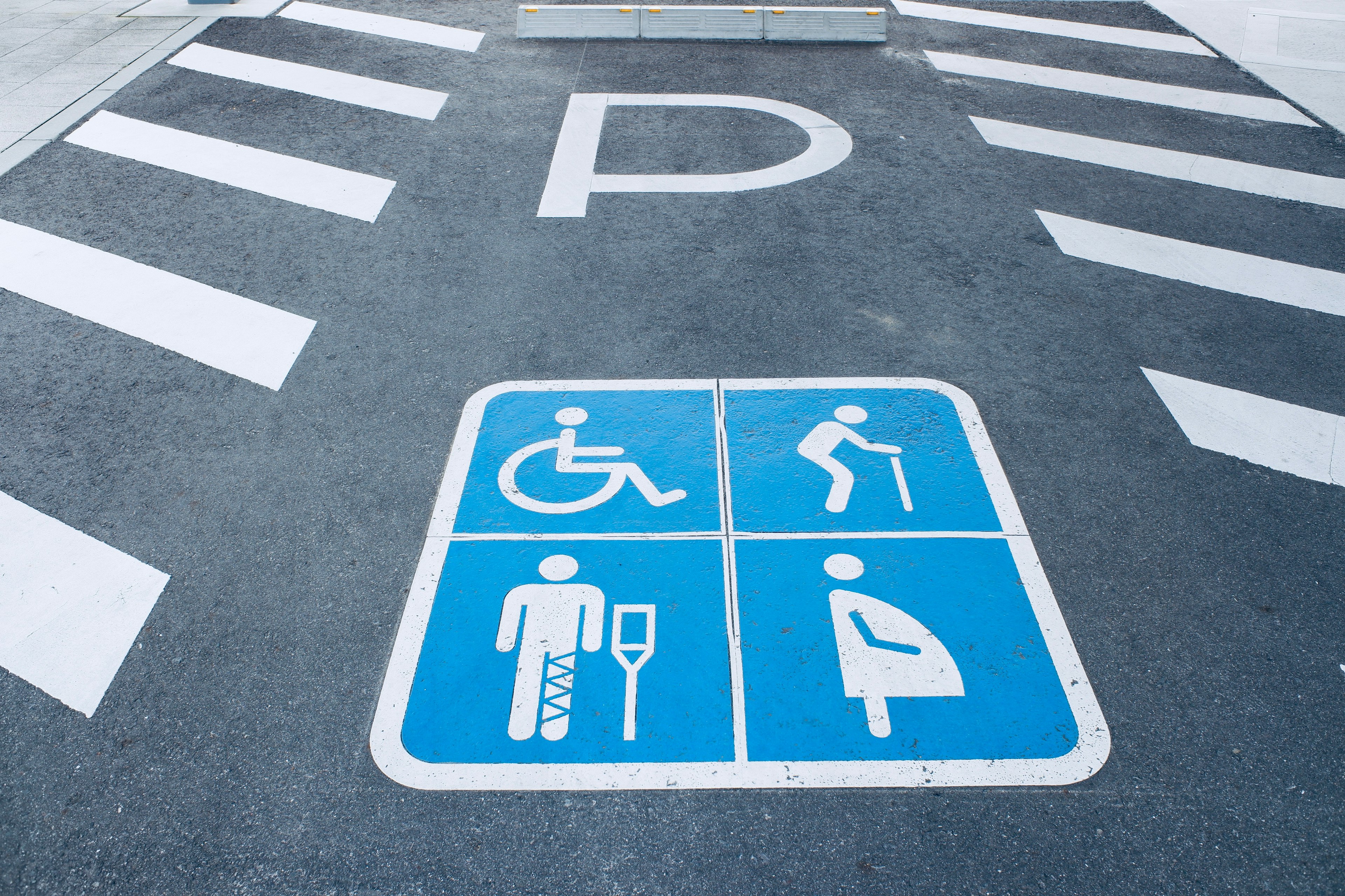 Spazio di parcheggio per persone con disabilità con icone di accessibilità